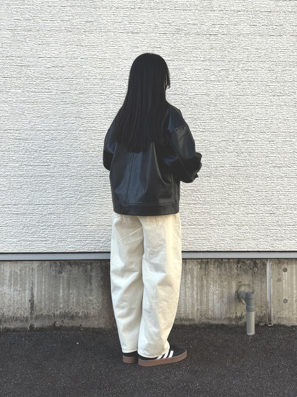 ブラック系のその他アウター、ホワイト系のその他パンツ、シルバー系のトートバッグを着用したレディースの冬コーディネートの3枚目の写真