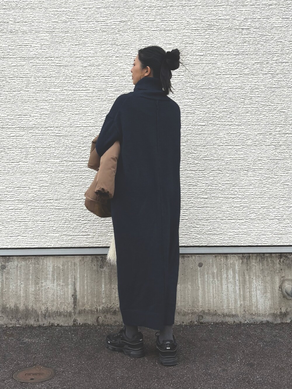 ブルー系のワンピース、イエロー系のダウンジャケット/コート、ホワイト系のトートバッグを着用したレディースの冬コーディネートの5枚目の写真