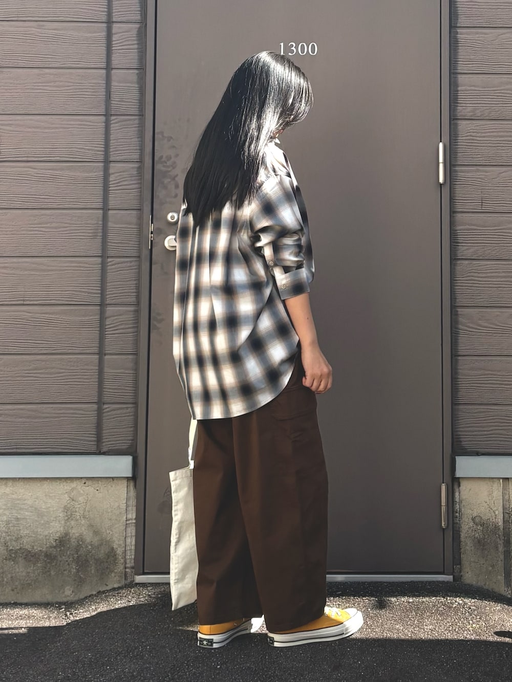 ブラック系のシャツ/ブラウス、ホワイト系のTシャツ/カットソー、ブラウン系のその他パンツを着用したレディースの春コーディネートの2枚目の写真