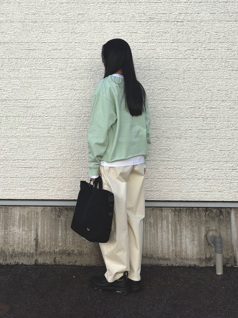 グリーン系のスウェット、ホワイト系のTシャツ/カットソー、ホワイト系のその他パンツを着用したレディースの春コーディネートの4枚目の写真