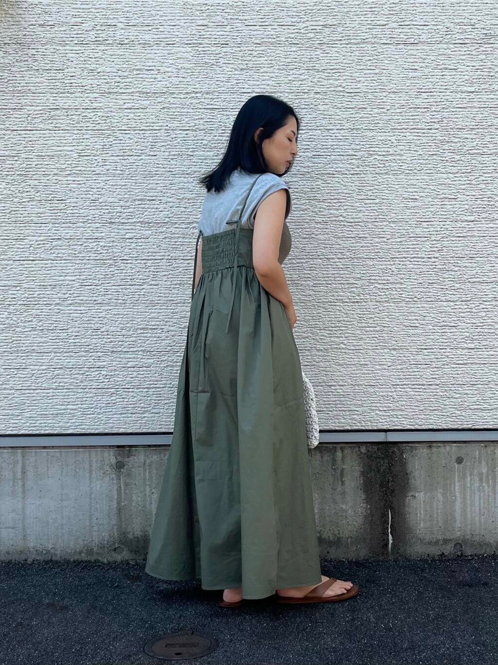 ホワイト系のハンドバッグ、グレー系のTシャツ/カットソー、グリーン系のワンピースを着用したレディースの夏コーディネートの2枚目の写真