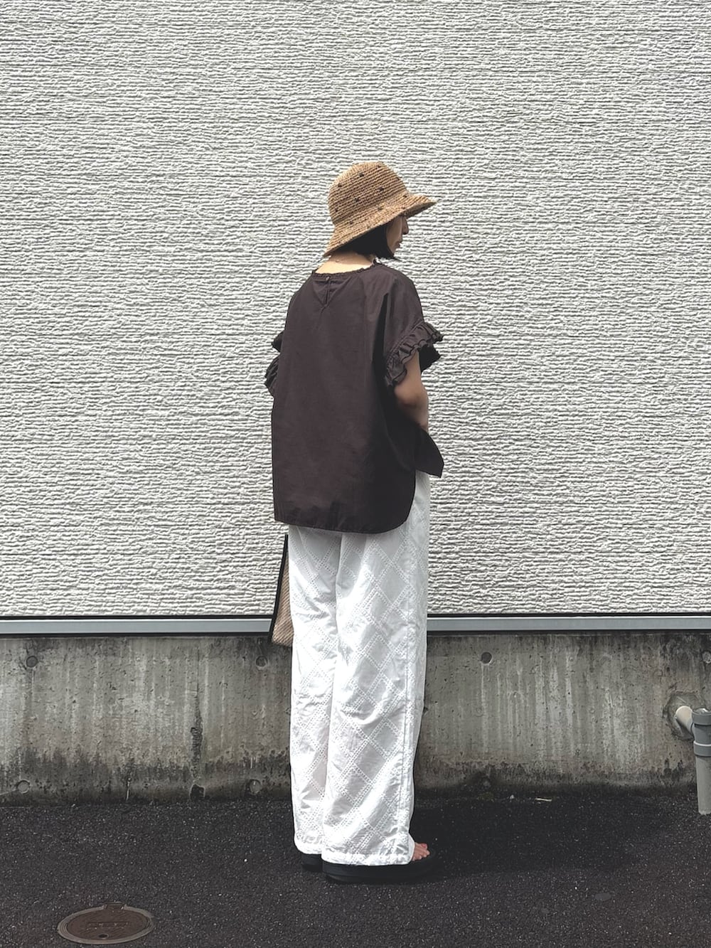ブラウン系のシャツ/ブラウス、ホワイト系のその他パンツ、ブラック系のショルダーバッグを着用したレディースの夏コーディネートの2枚目の写真