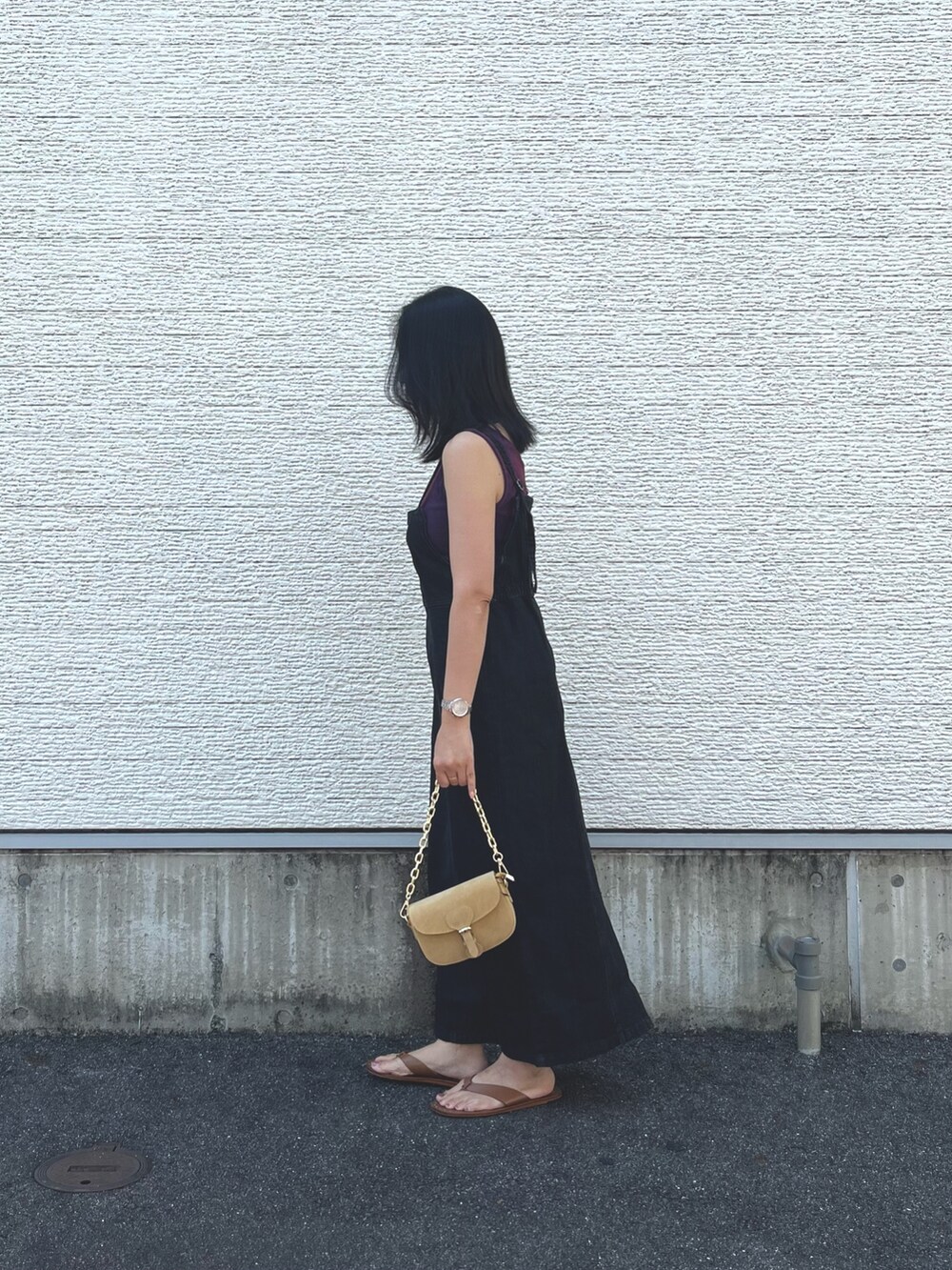 レッド系のタンクトップ、ブラック系のワンピース、ベージュ系のショルダーバッグを着用したレディースの夏コーディネートの4枚目の写真