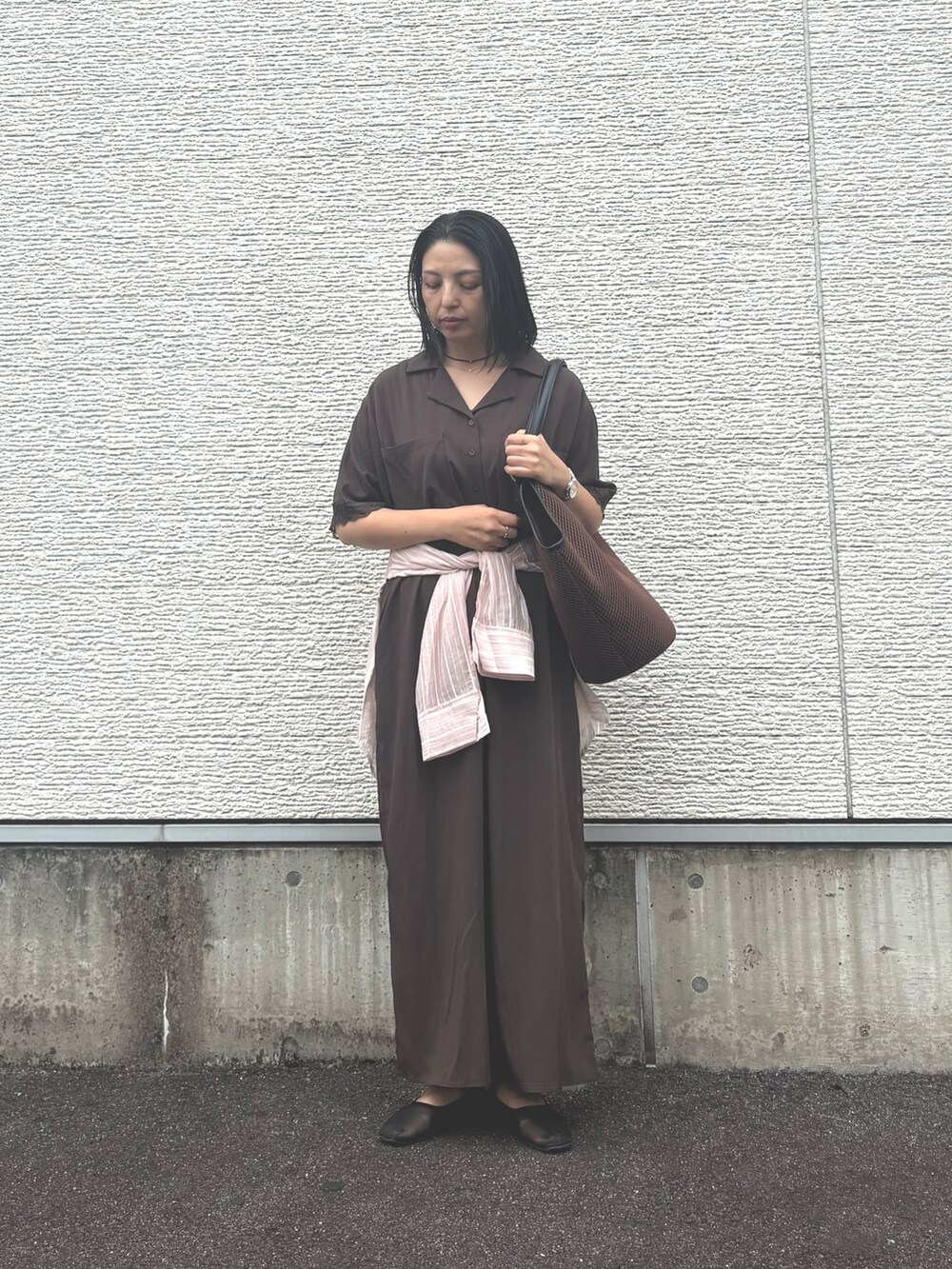 ブラウン系のその他パンツ、ピンク系のシャツ/ブラウス、ブラウン系のトートバッグを着用したレディースの秋コーディネートの3枚目の写真