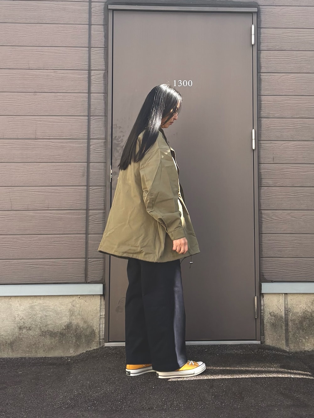 グレー系のTシャツ/カットソー、グリーン系のモッズコート、ブルー系のその他パンツを着用したレディースの春コーディネートの2枚目の写真