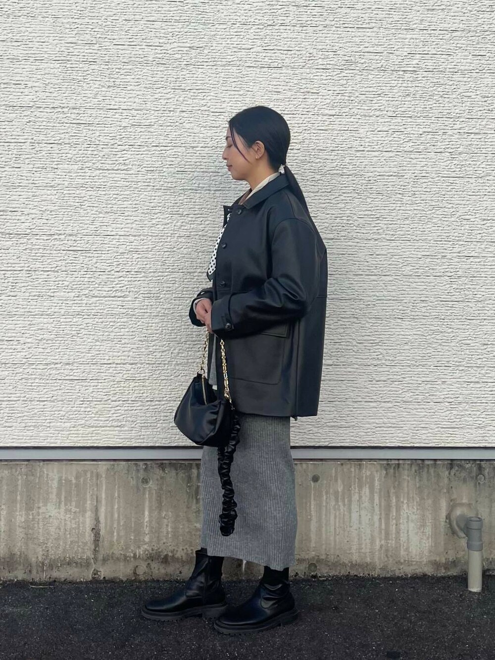 グレー系のワンピース、ブラック系のショルダーバッグ、グリーン系のシャツ/ブラウスを着用したレディースの冬コーディネートの2枚目の写真