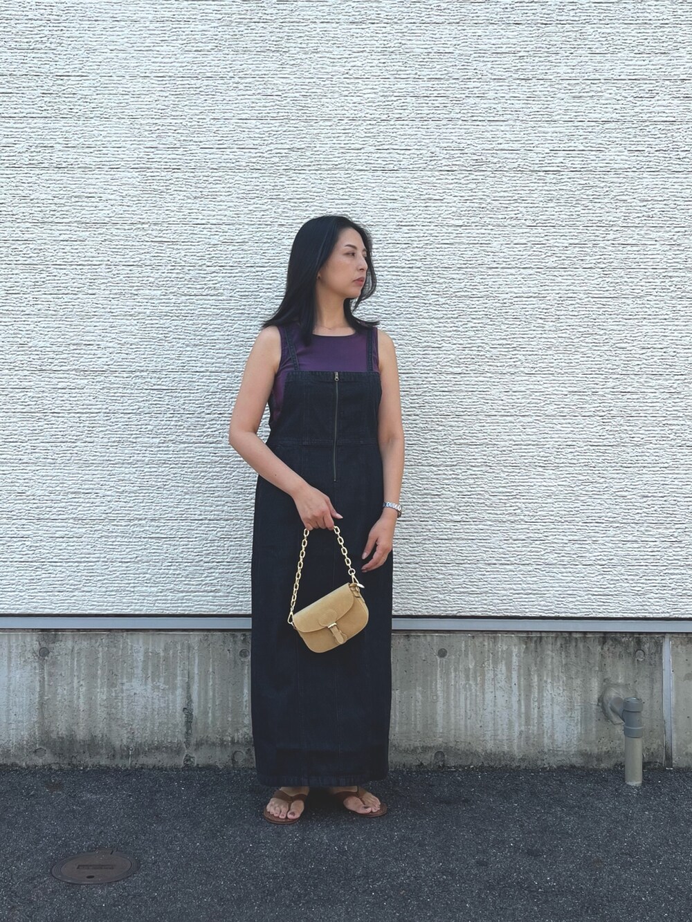 レッド系のタンクトップ、ブラック系のワンピース、ベージュ系のショルダーバッグを着用したレディースの夏コーディネートの2枚目の写真