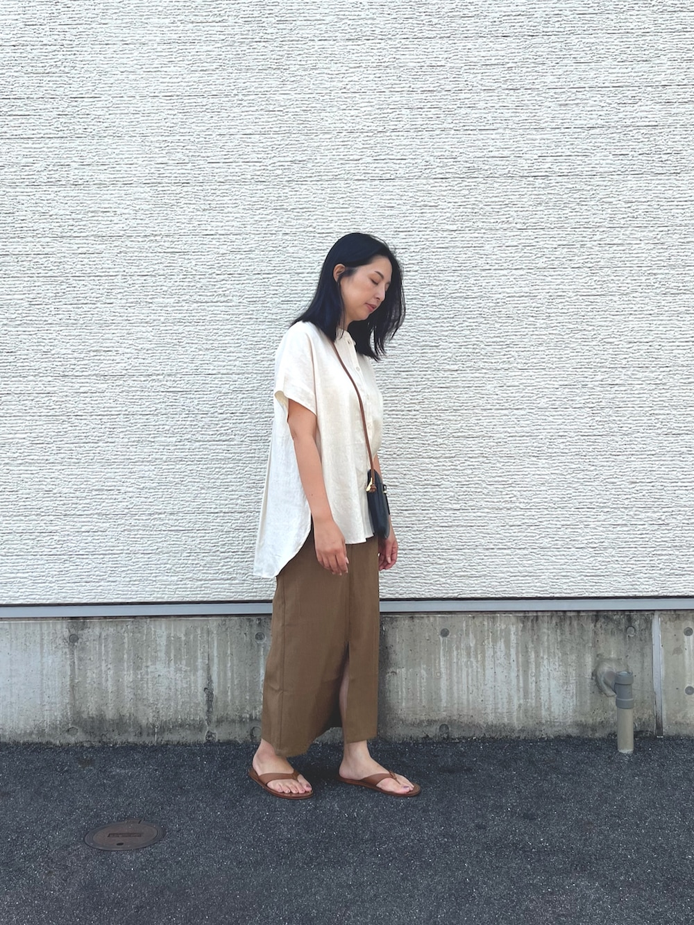 ベージュ系のシャツ/ブラウス、ブラック系のショルダーバッグ、イエロー系のスカートを着用したレディースの夏コーディネートの3枚目の写真