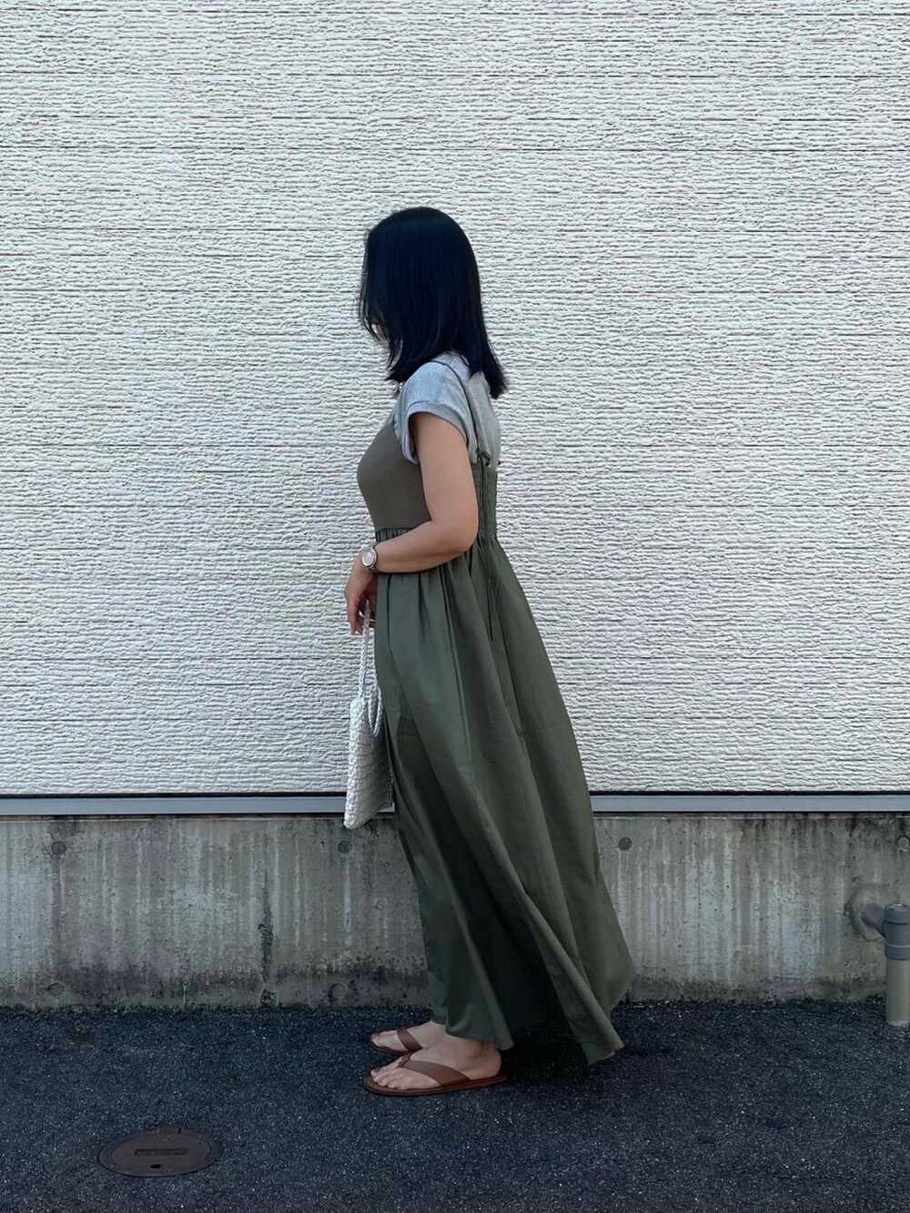 ホワイト系のハンドバッグ、グレー系のTシャツ/カットソー、グリーン系のワンピースを着用したレディースの夏コーディネートの3枚目の写真
