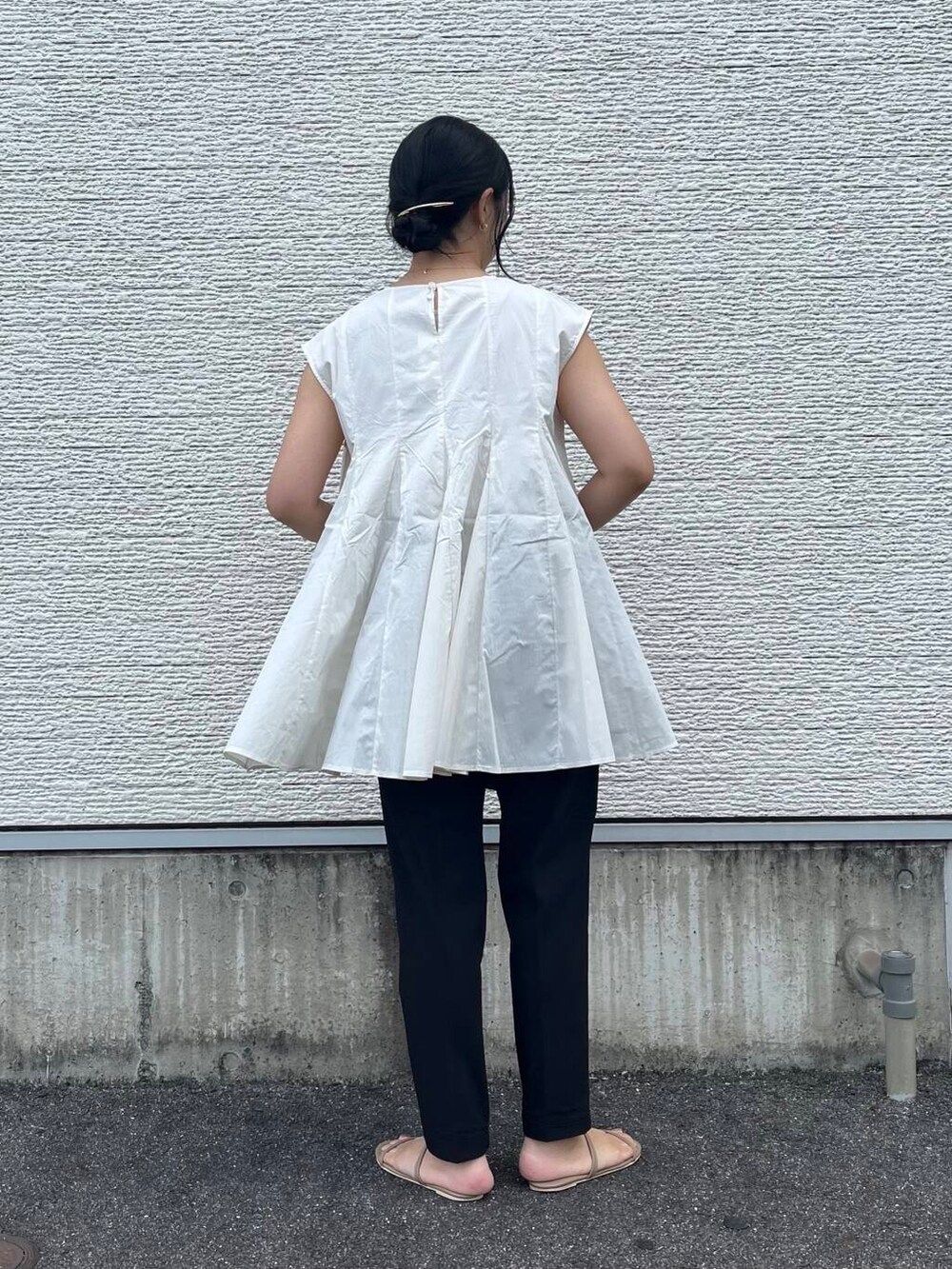 ピンク系のショルダーバッグ、ホワイト系のシャツ/ブラウス、ブラック系のその他パンツを着用したレディースの夏コーディネートの4枚目の写真