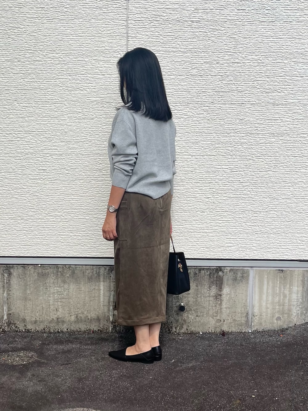 「スタッフコーデ、通勤コーデ、カットミラノ、フェイクスエード」｜「ITEMS URBANRESEARCHのミラノリブボートネックニット（ニット/セーター、グレー系）」を使った、はやしさん（レディース・161cm）の秋コーディネートの2枚目の写真