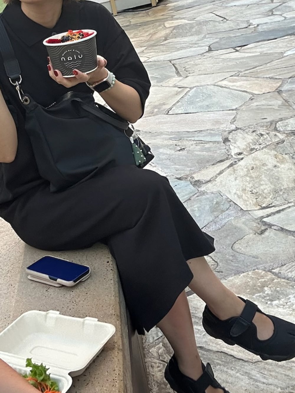 ブラック系のシャツワンピースを着用したレディースの冬コーディネートの3枚目の写真