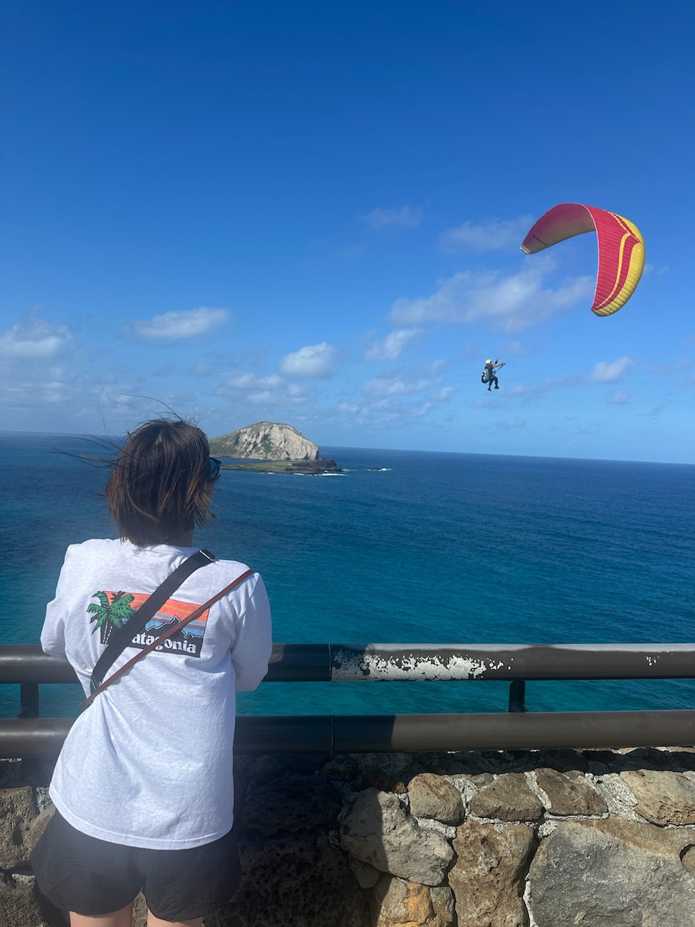 ホワイト系のTシャツ/カットソー、ブラック系のパンツ、ブラック系のスニーカーを着用したレディースの冬コーディネートの2枚目の写真