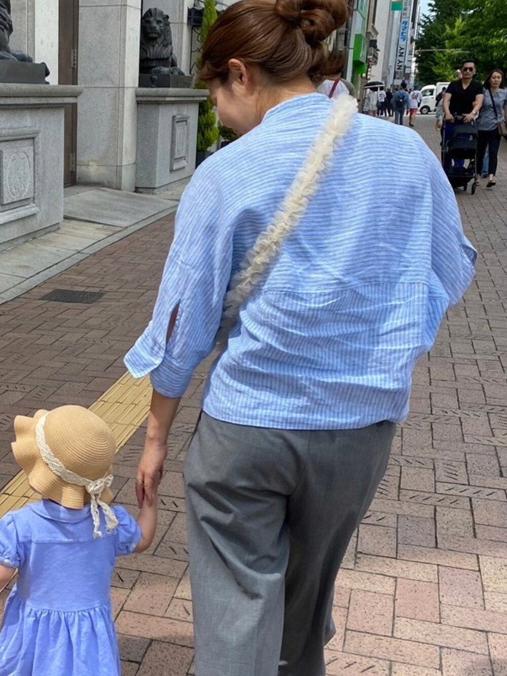 「タックパンツ、ストライプシャツ、エアリフト、チュール、マカフィー、トゥモローランド」｜「MACPHEEのリネンシャーティング クロップドシャツ（シャツ/ブラウス、ブルー系）」を使った、ｺﾈﾘさん（レディース・160cm）の夏コーディネートの2枚目の写真