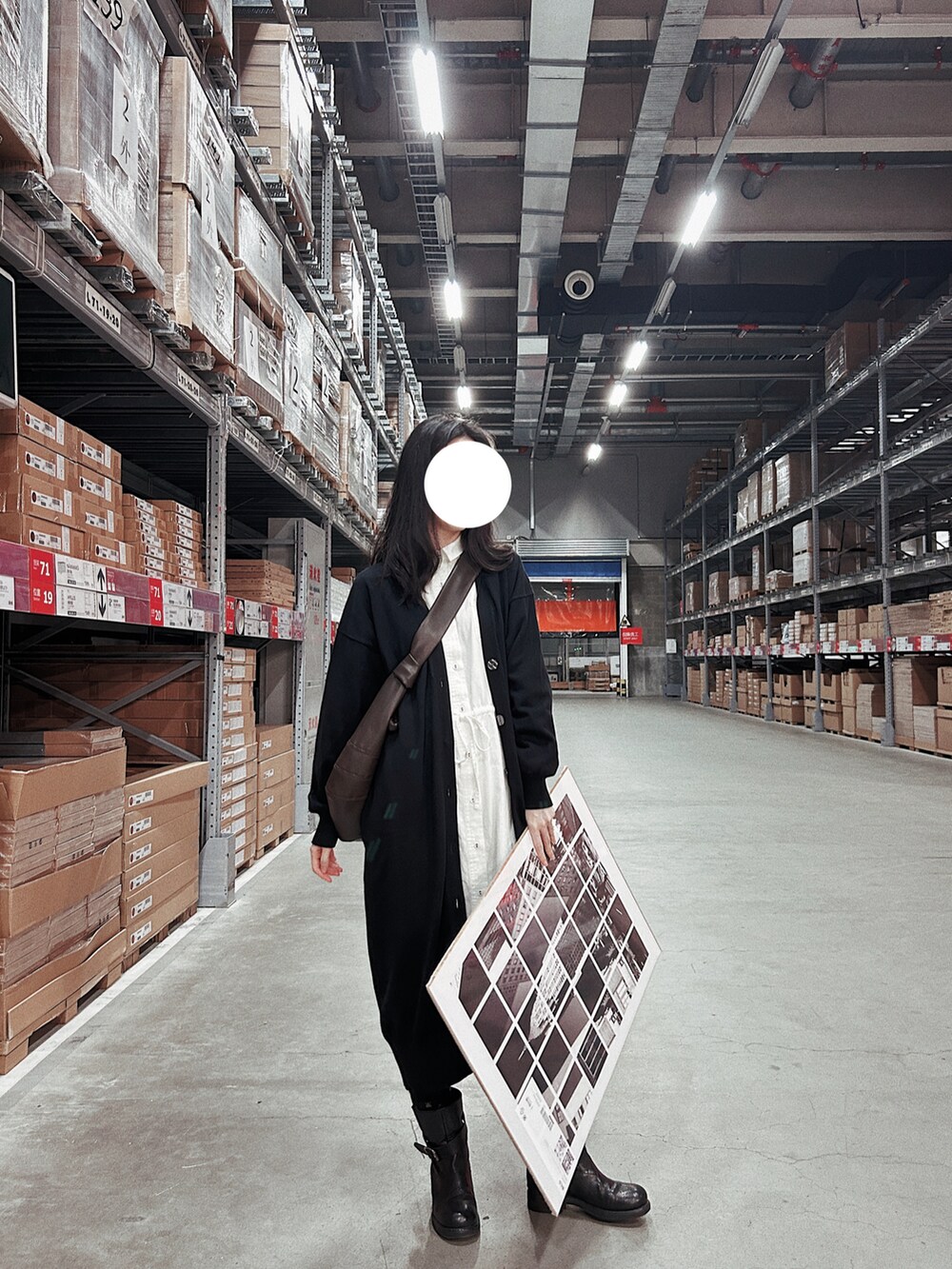 ブラック系のピーコート、ブラック系のブーツ、ホワイト系のシャツワンピースを着用したレディースの春コーディネートの3枚目の写真