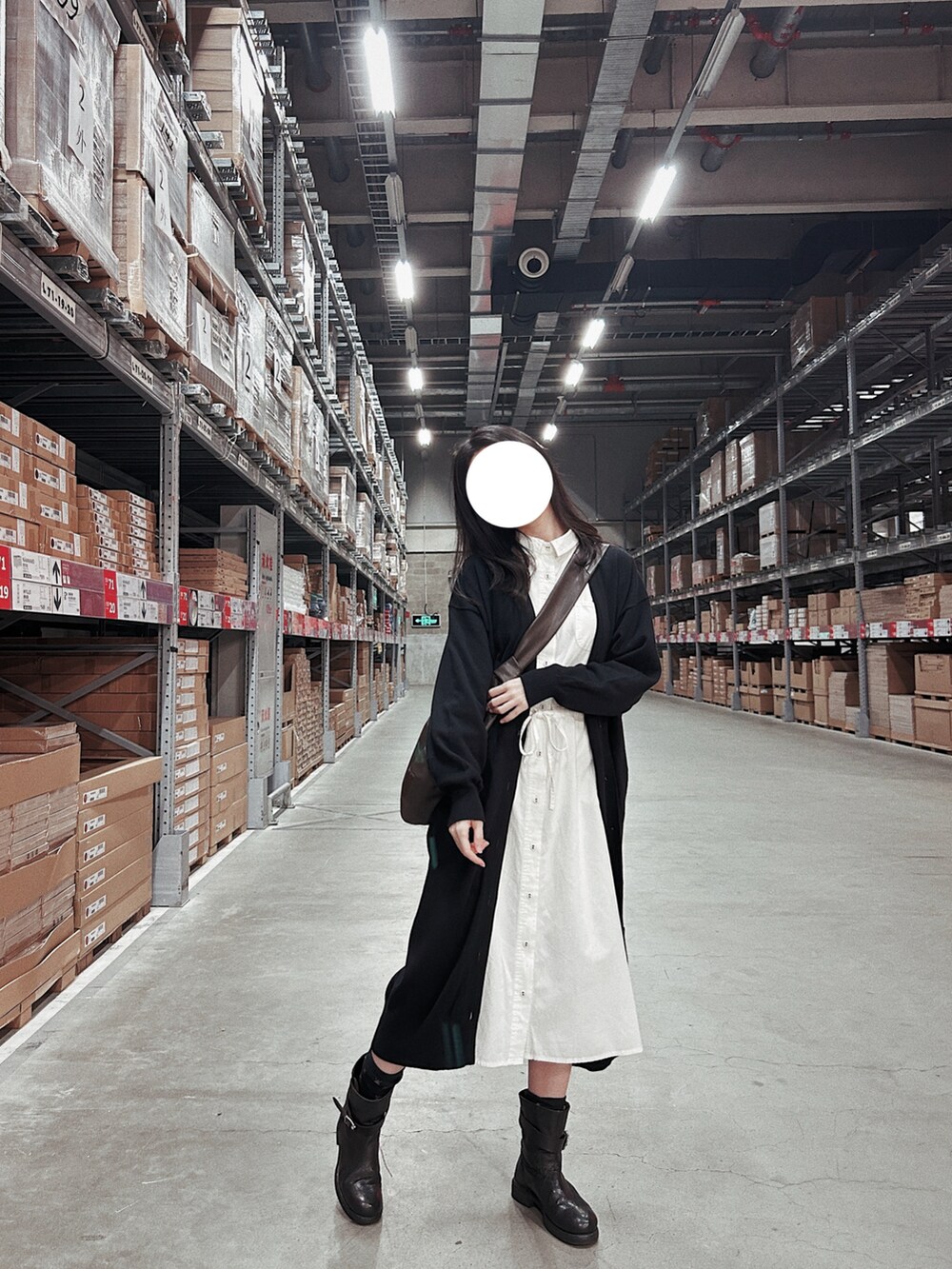 ブラック系のピーコート、ブラック系のブーツ、ホワイト系のシャツワンピースを着用したレディースの春コーディネートの2枚目の写真