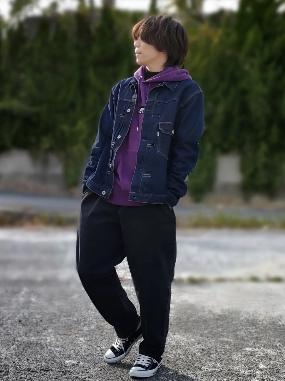 グレー系のデニムパンツ、ブラック系のスニーカー、ブルー系のデニムジャケットを着用したメンズの冬コーディネートの3枚目の写真
