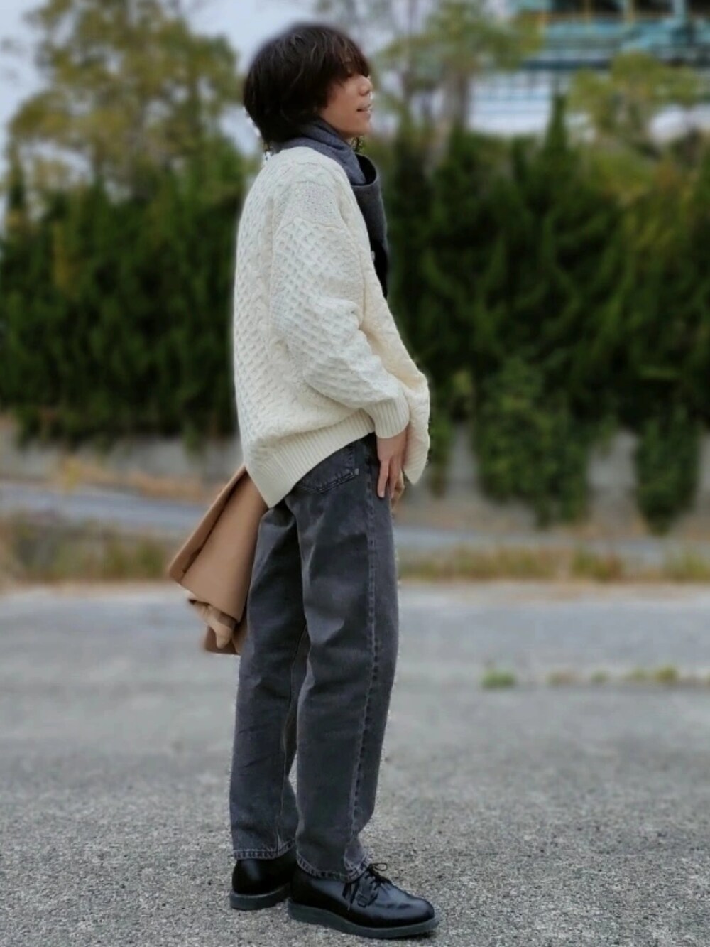 「冬、シンプルコーデ、オトナカジュアル、クリスマスに着たい服、きれいめカジュアル、冬アウター」｜「BACK NUMBERの【BACK NUMBER】チェスターコート（チェスターコート、ベージュ系）」を使った、YU-KINさん（メンズ・170cm）の冬コーディネートの4枚目の写真