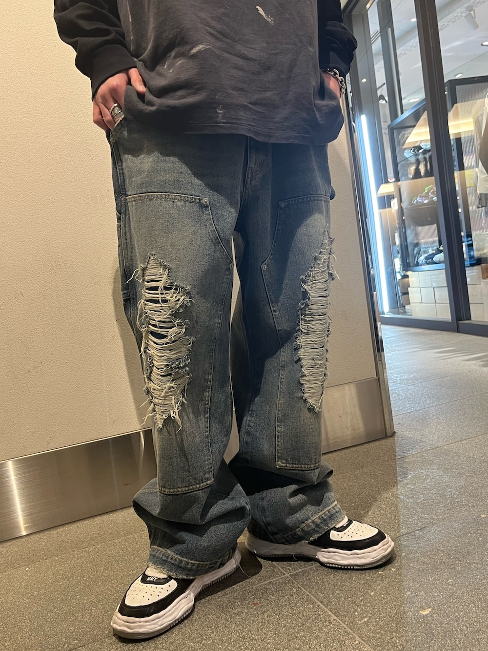 ブルー系のその他パンツを着用したメンズの春コーディネートの2枚目の写真