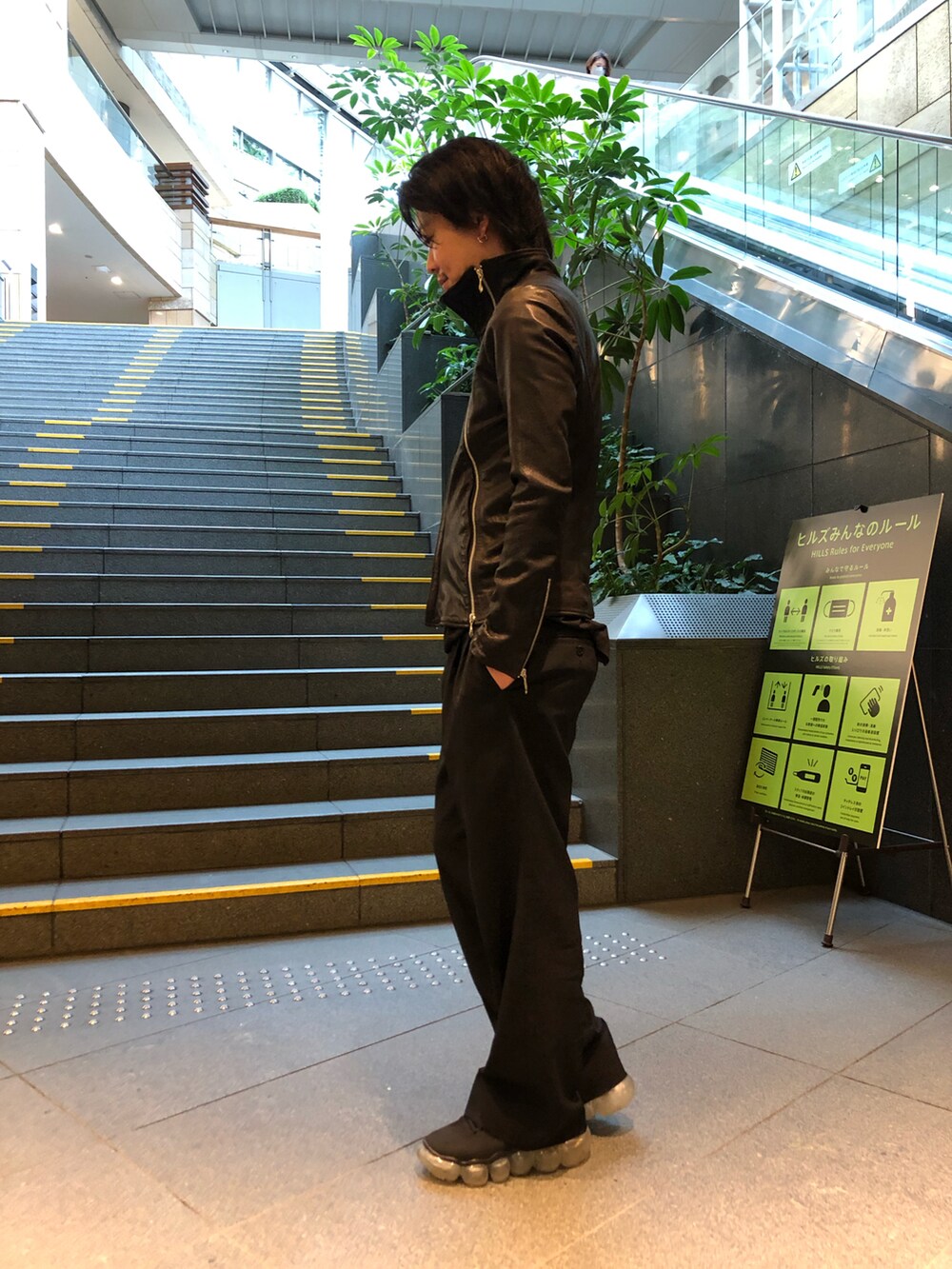 ブラック系のライダースジャケットを着用したメンズの夏コーディネートの2枚目の写真