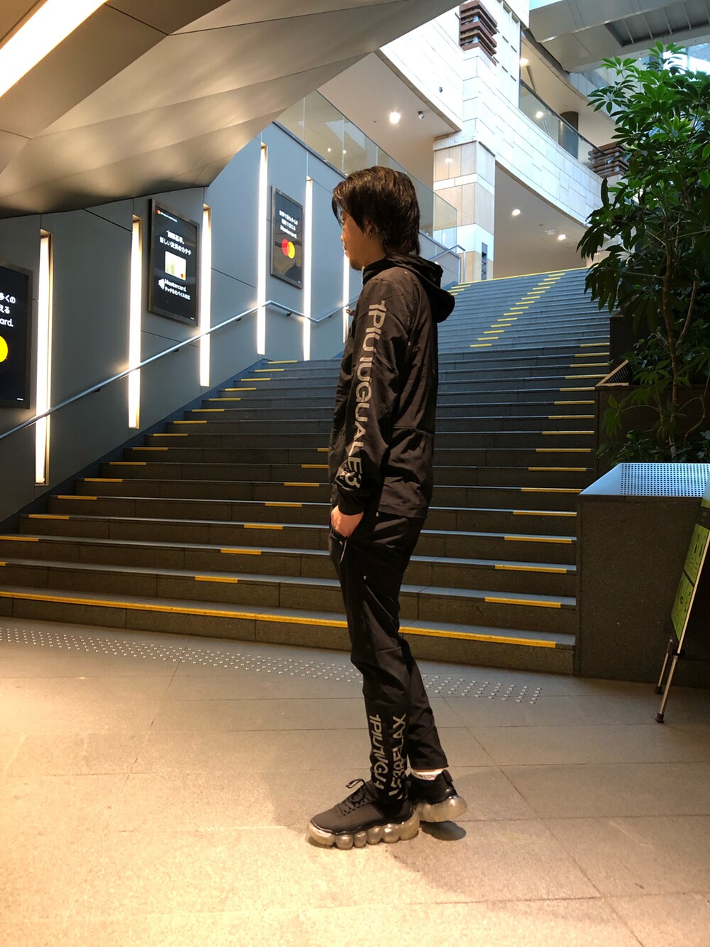 ブラック系のライダースジャケットを着用したメンズの夏コーディネートの3枚目の写真