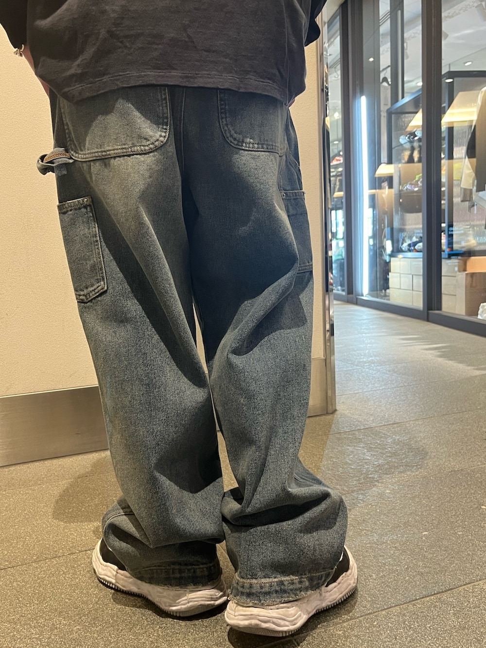 ブルー系のその他パンツを着用したメンズの春コーディネートの3枚目の写真