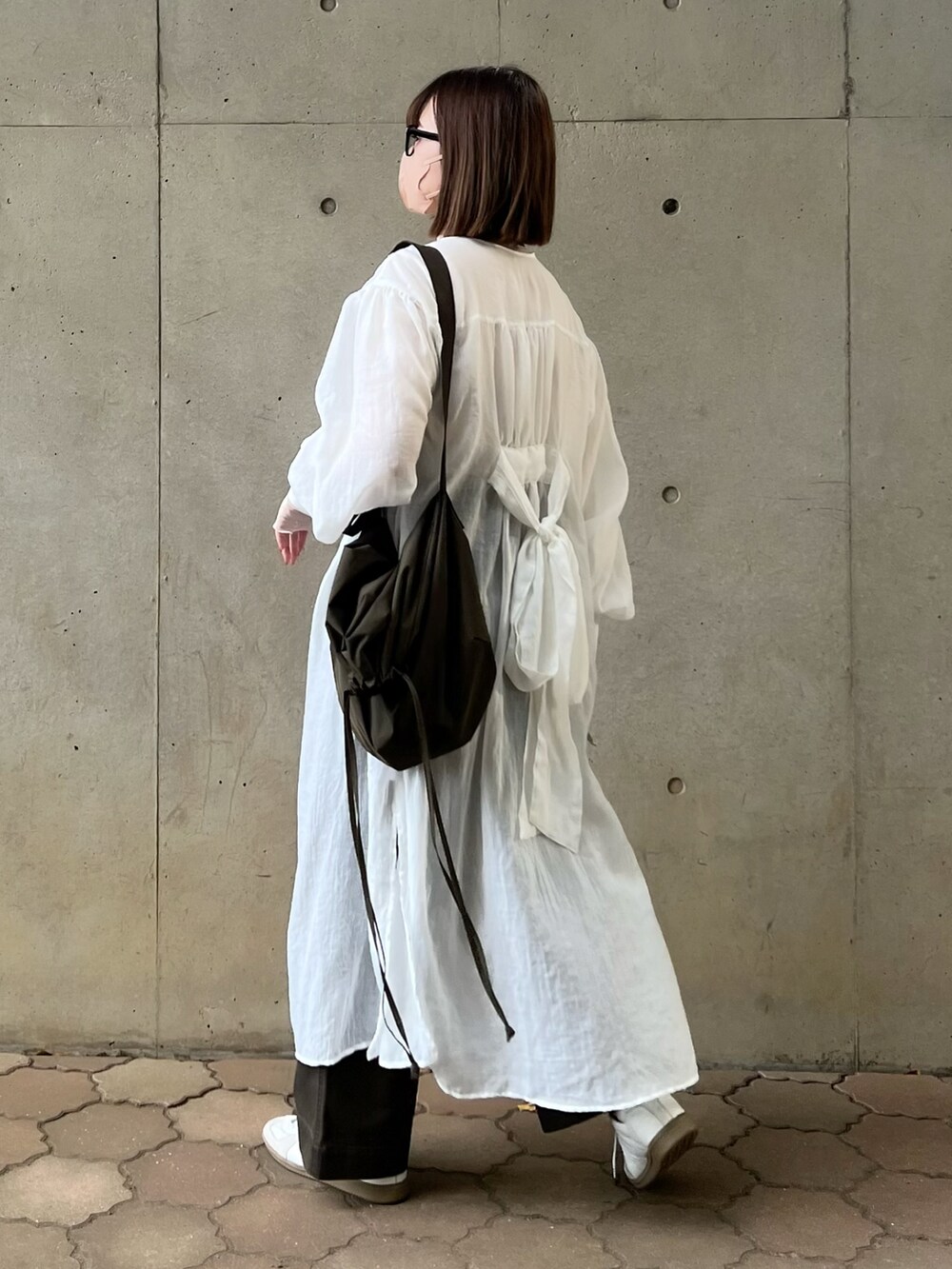 ホワイト系のワンピース、ホワイト系のTシャツ/カットソー、グリーン系のショルダーバッグを着用したレディースの秋コーディネートの3枚目の写真