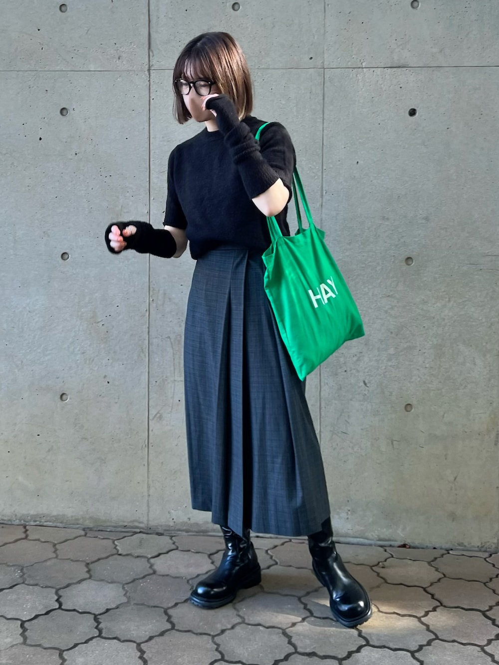 ブラック系のその他トップス、グレー系のスカート、ブラック系のブーツを着用したレディースの秋コーディネートの4枚目の写真