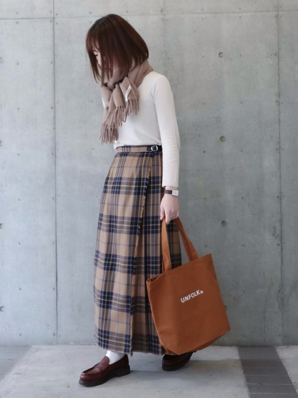 ベージュ系のニット/セーター、ブラウン系のトートバッグ、ベージュ系のスカートを着用したレディースの春コーディネートの2枚目の写真