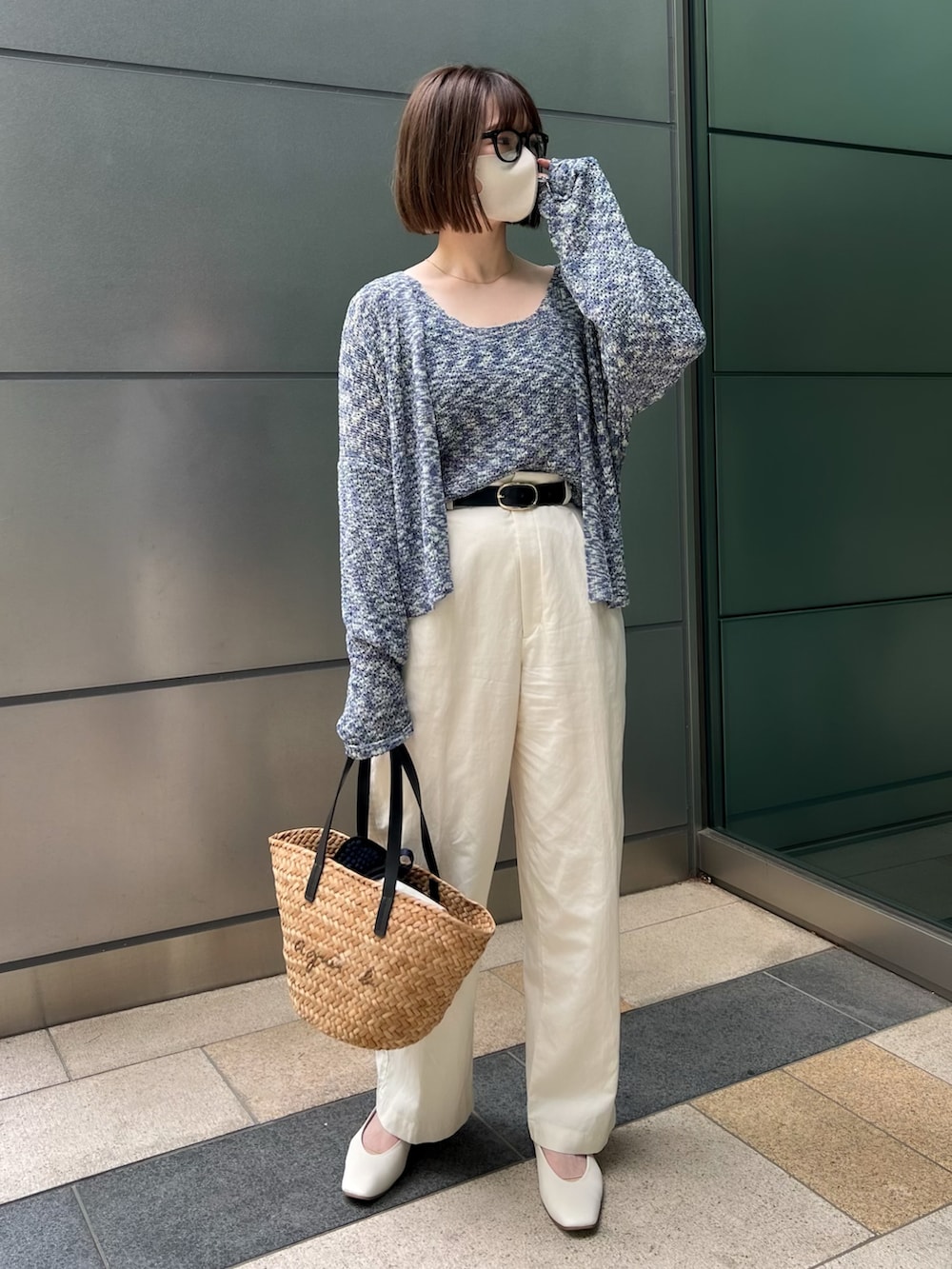 ブルー系のカーディガン/ボレロ、ホワイト系のパンツ、ブラック系のかごバッグを着用したレディースの夏コーディネートの2枚目の写真