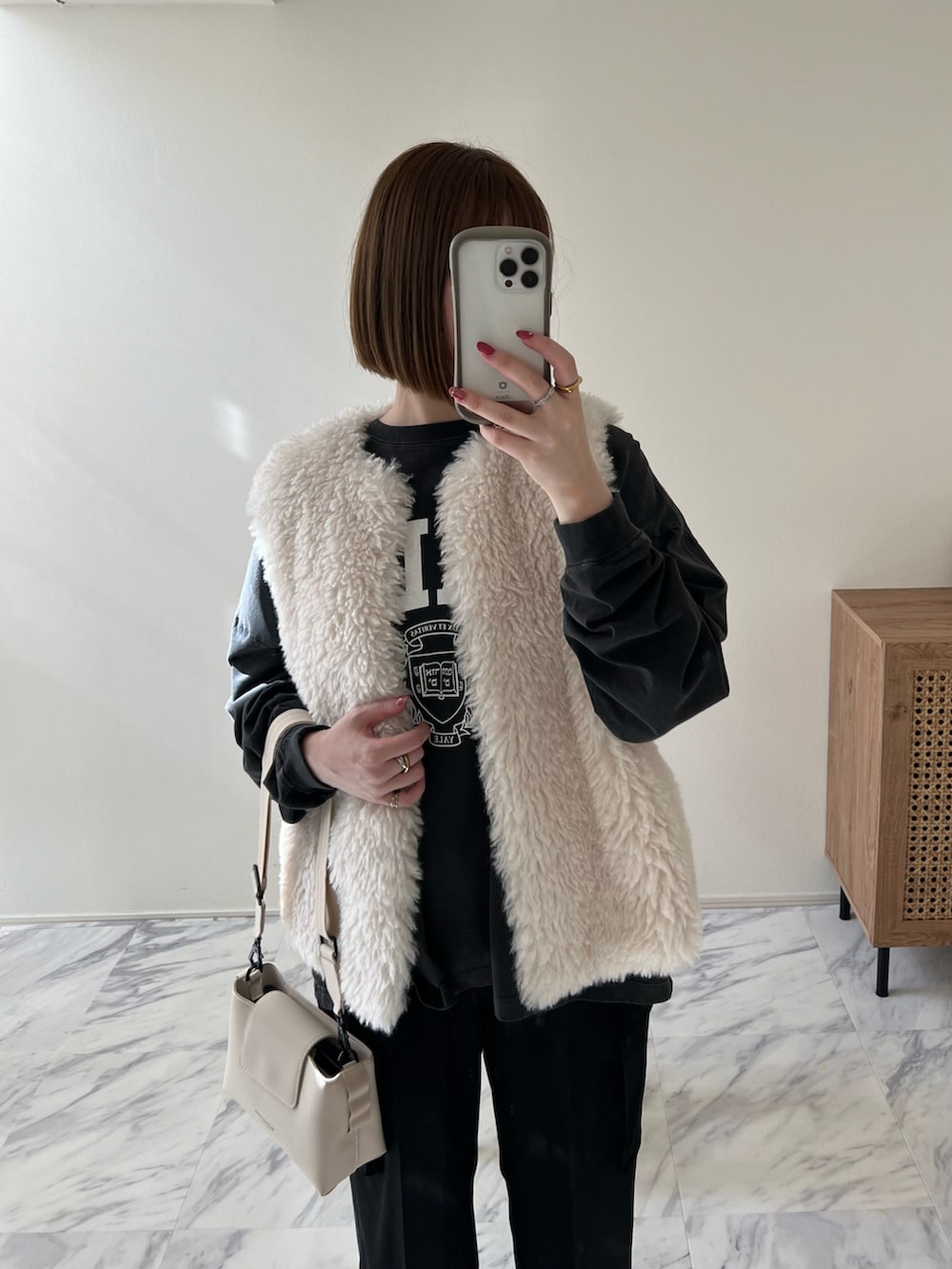 ブラック系のその他パンツ、ベージュ系のショルダーバッグ、ブラック系のスニーカーを着用したレディースの冬コーディネートの3枚目の写真