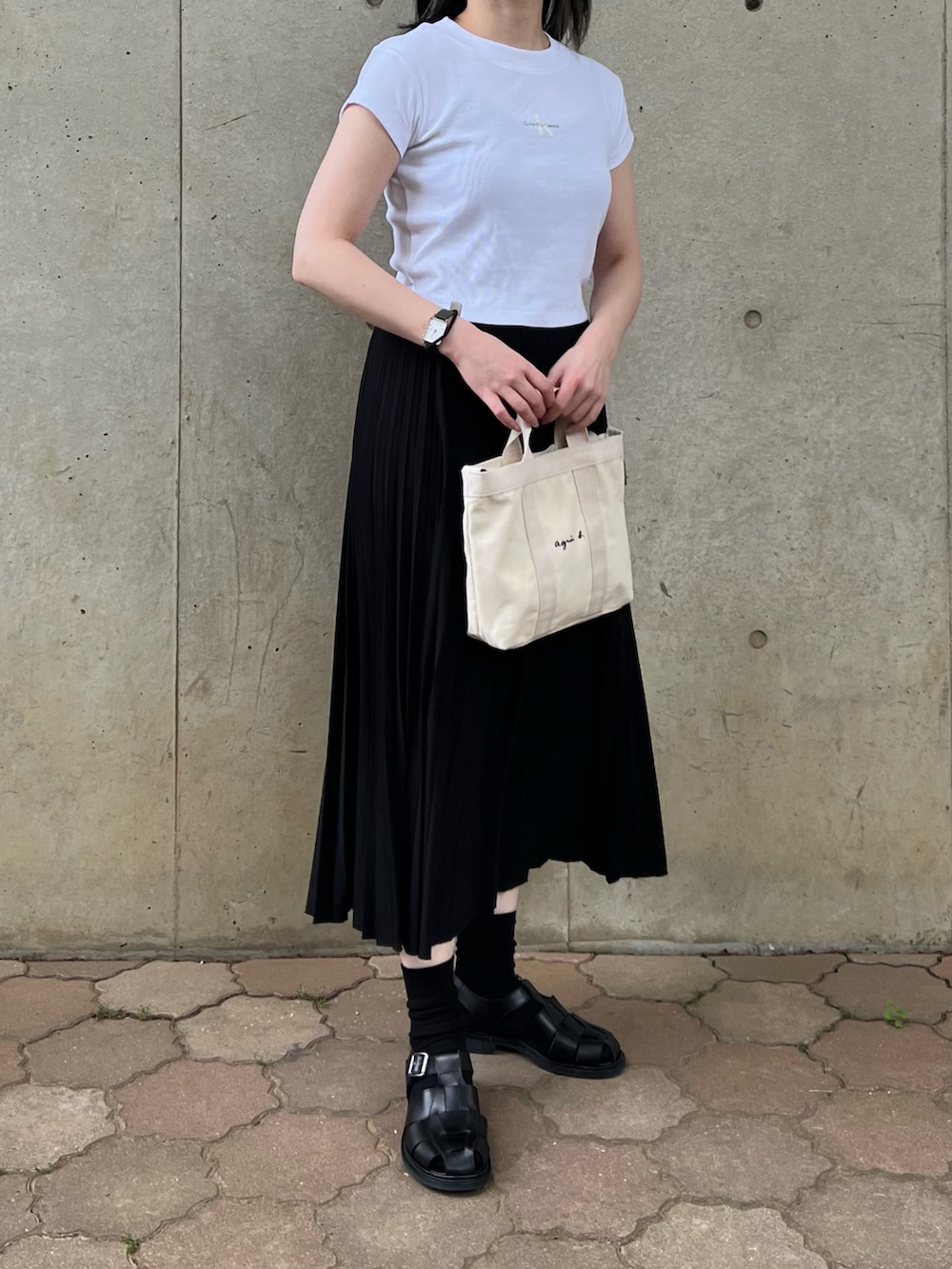 ホワイト系のTシャツ/カットソー、ホワイト系のトートバッグ、ブラック系のサンダルを着用したレディースの春コーディネートの2枚目の写真