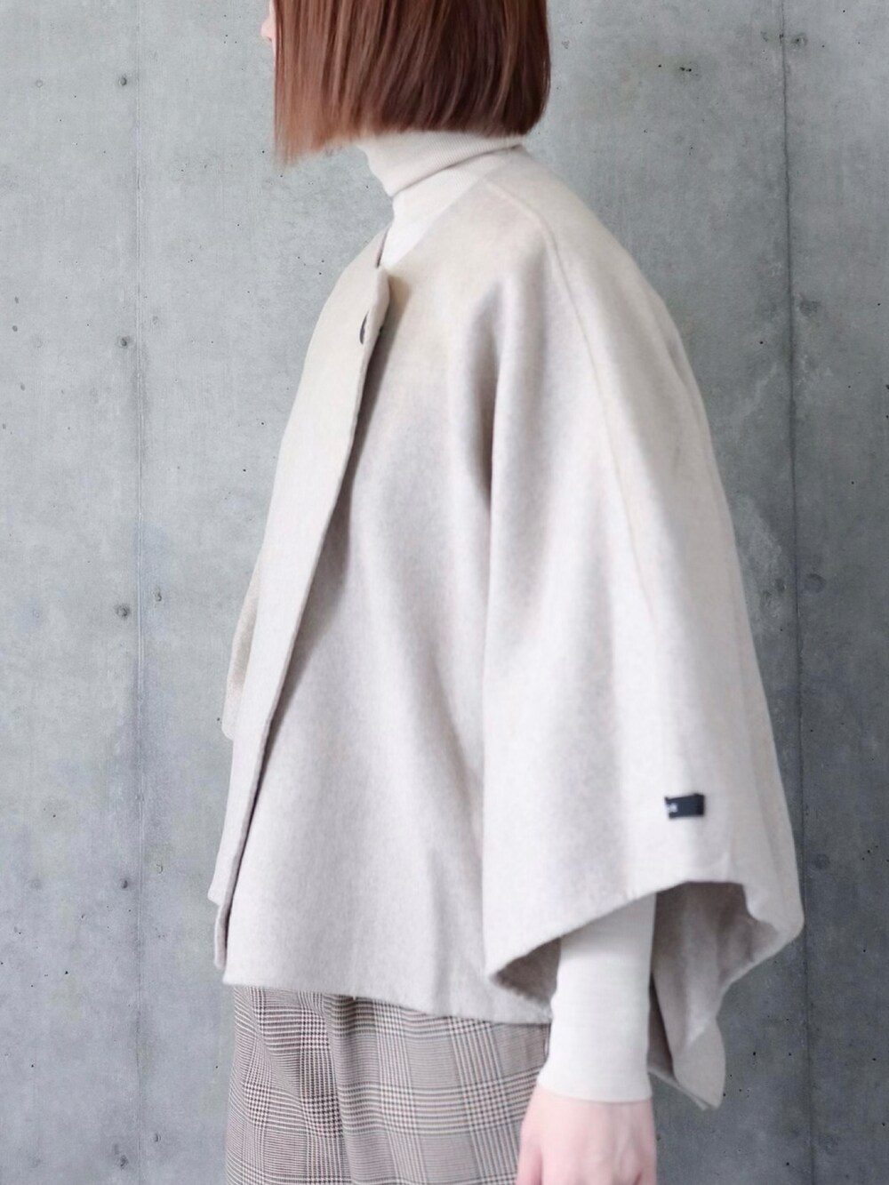 ベージュ系のその他アウター、その他のその他パンツ、ホワイト系のニット/セーターを着用したレディースの秋コーディネートの5枚目の写真