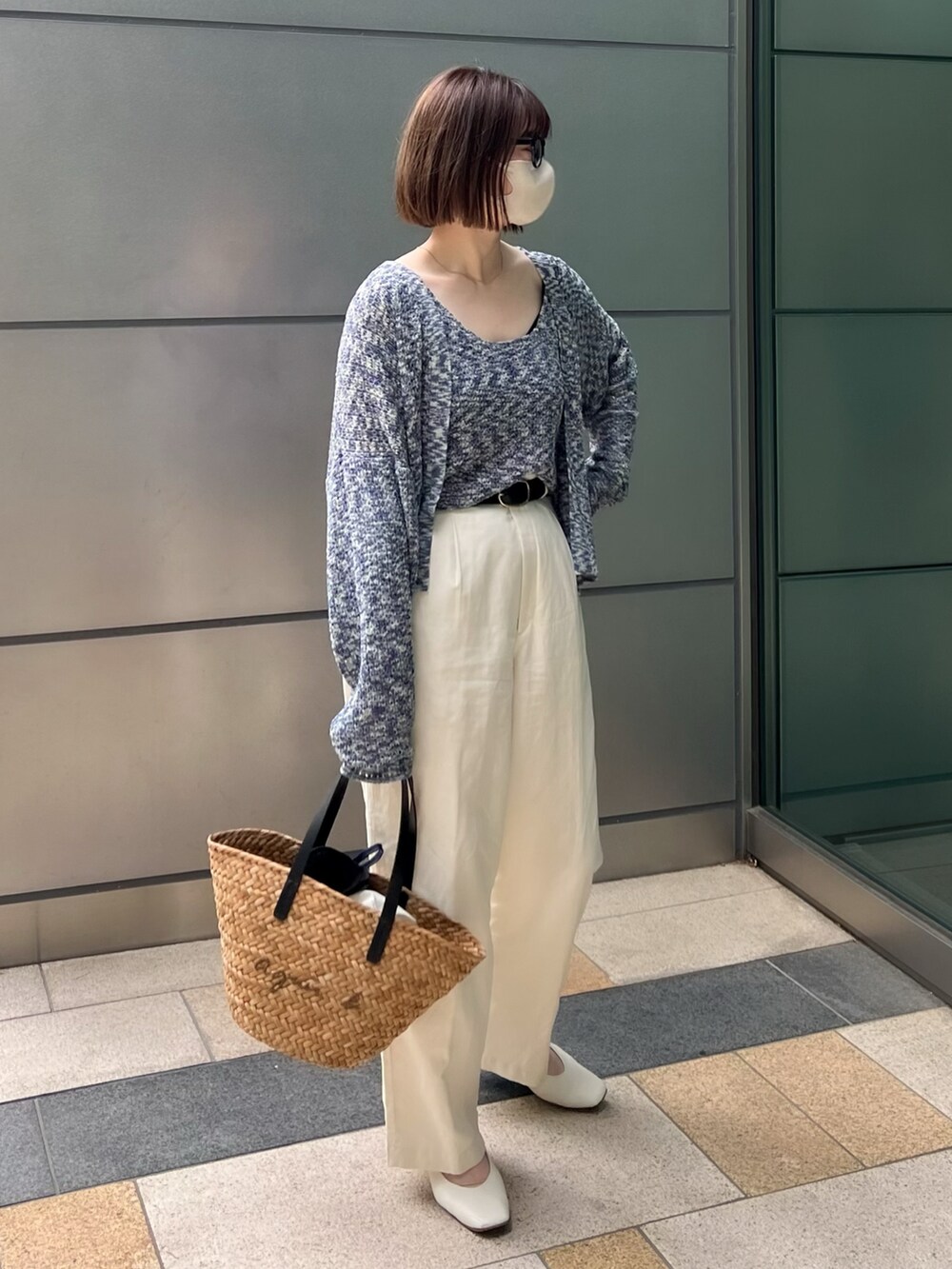 ブルー系のカーディガン/ボレロ、ホワイト系のパンツ、ブラック系のかごバッグを着用したレディースの夏コーディネートの3枚目の写真