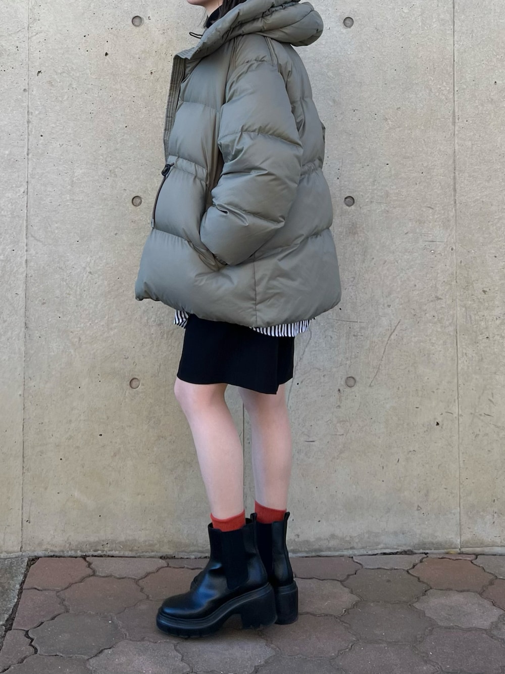 「ダウンジャケット、ハーフパンツ、ショートパンツ、厚底シューズ、サイドゴアブーツ、カラーコーデ、カラーソックス、ストライプ、レイヤードスタイル、ブーツ、厚底ブーツ」|「NANO universeのLB.03/西川ダウン(R)/ボリュームドロストダウン(ダウンジャケット/コート、グリーン系)」を使った、ちぃーさん(レディース・161cm)の冬コーディネートの3枚目の写真