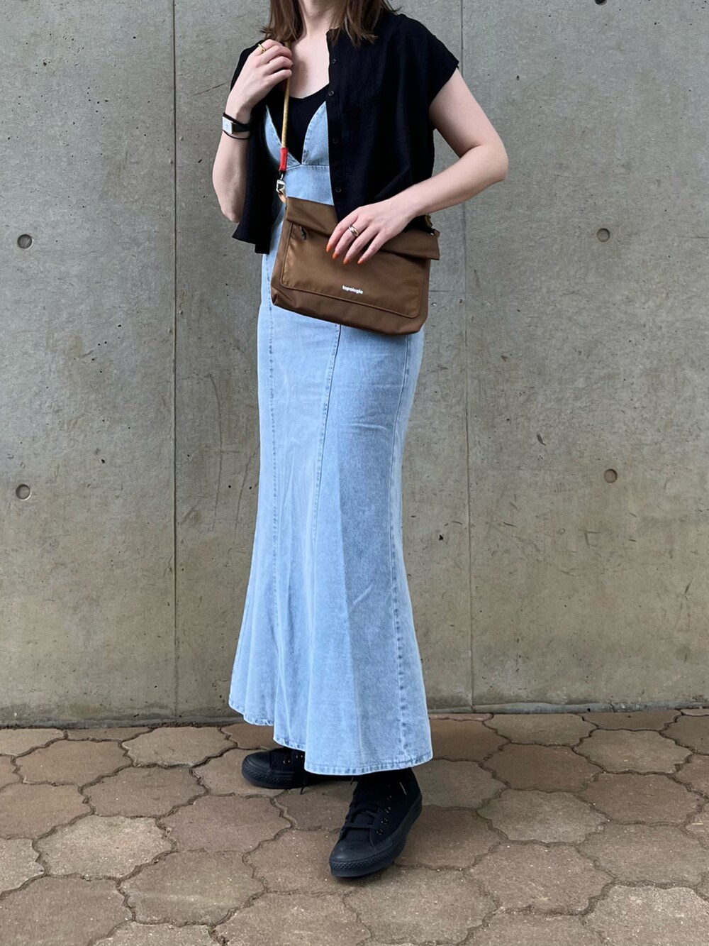 ブラック系のシャツ/ブラウス、ブラック系のキャミソール、ブルー系のワンピースを着用したレディースの夏コーディネートの2枚目の写真