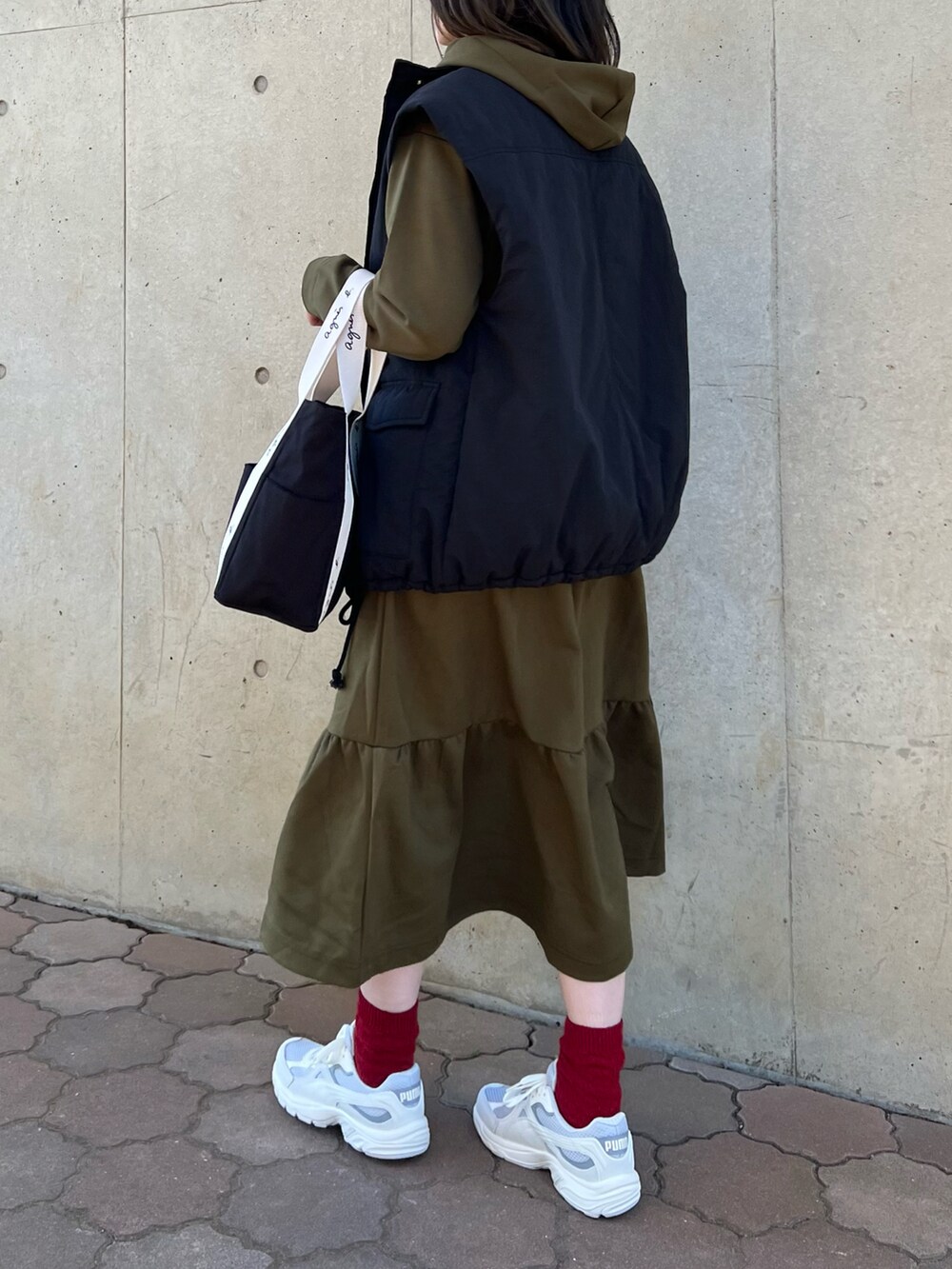 グリーン系のワンピース、ブラック系のトートバッグ、その他の福袋/福箱を着用したレディースの春コーディネートの2枚目の写真