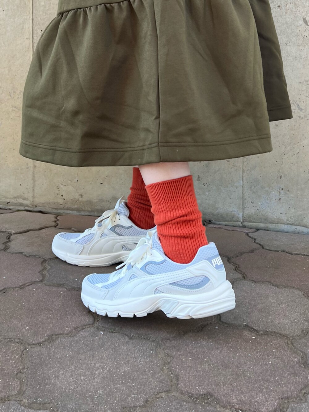 グリーン系のワンピース、ブラック系のバッグ、ブラック系のTシャツ/カットソーを着用したレディースの春コーディネートの2枚目の写真