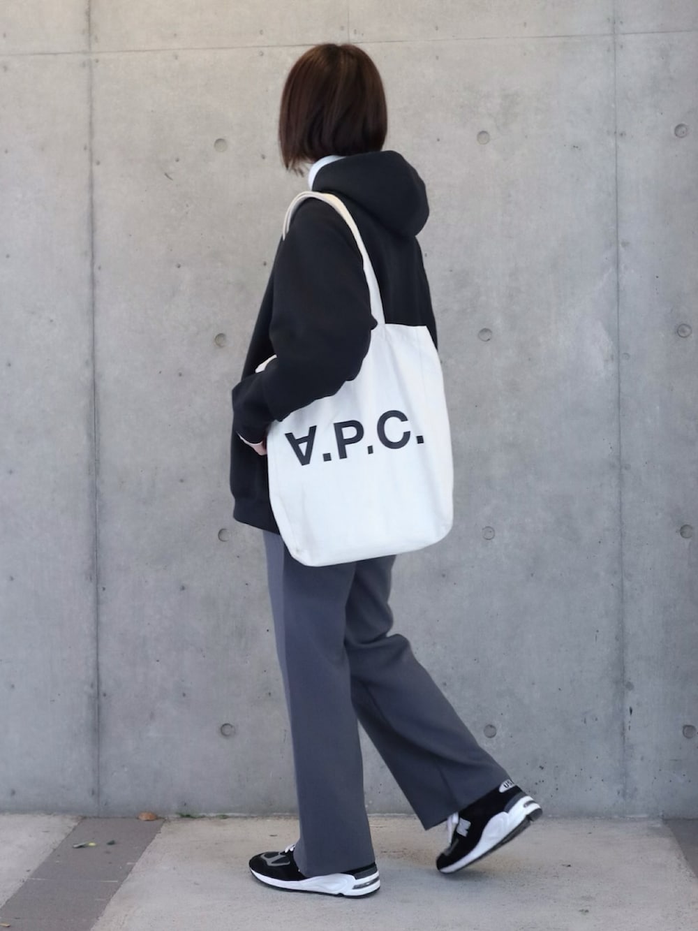 「カジュアル、シンプルコーデ、UNIQLO、ユニクロ、トートバッグ、パーカー、New Balance、ニューバランス、モノトーン、モノトーンコーデ、黒スニーカー、スニーカーコーデ、スラックス、happyjohn」|「Happy Johnのbasic color slacks pants/ベーシックカラースラックスパンツ(スラックス、グレー系)」を使った、ちぃーさん(レディース・161cm)の冬コーディネートの2枚目の写真