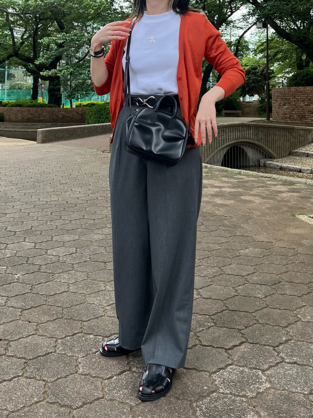 「オトナカジュアル、春夏コーデ、カーディガン、カーディガンコーデ、ワイドパンツ、タックイン、スクエアバッグ、グルカサンダル、サンダル、Tory Leather」|「Calvin Kleinのモノグラム ロゴ ベイビーTシャツ(Tシャツ/カットソー、ホワイト系)」を使った、ちぃーさん(レディース・161cm)の春コーディネートの2枚目の写真