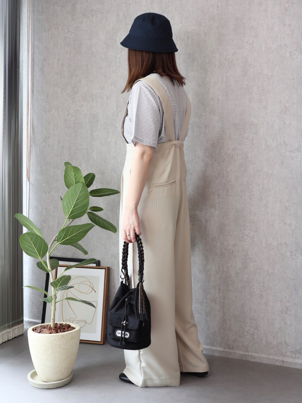 ホワイト系のTシャツ/カットソー、ホワイト系のサロペット/オーバーオール、ブラック系のハンドバッグを着用したレディースの夏コーディネートの3枚目の写真