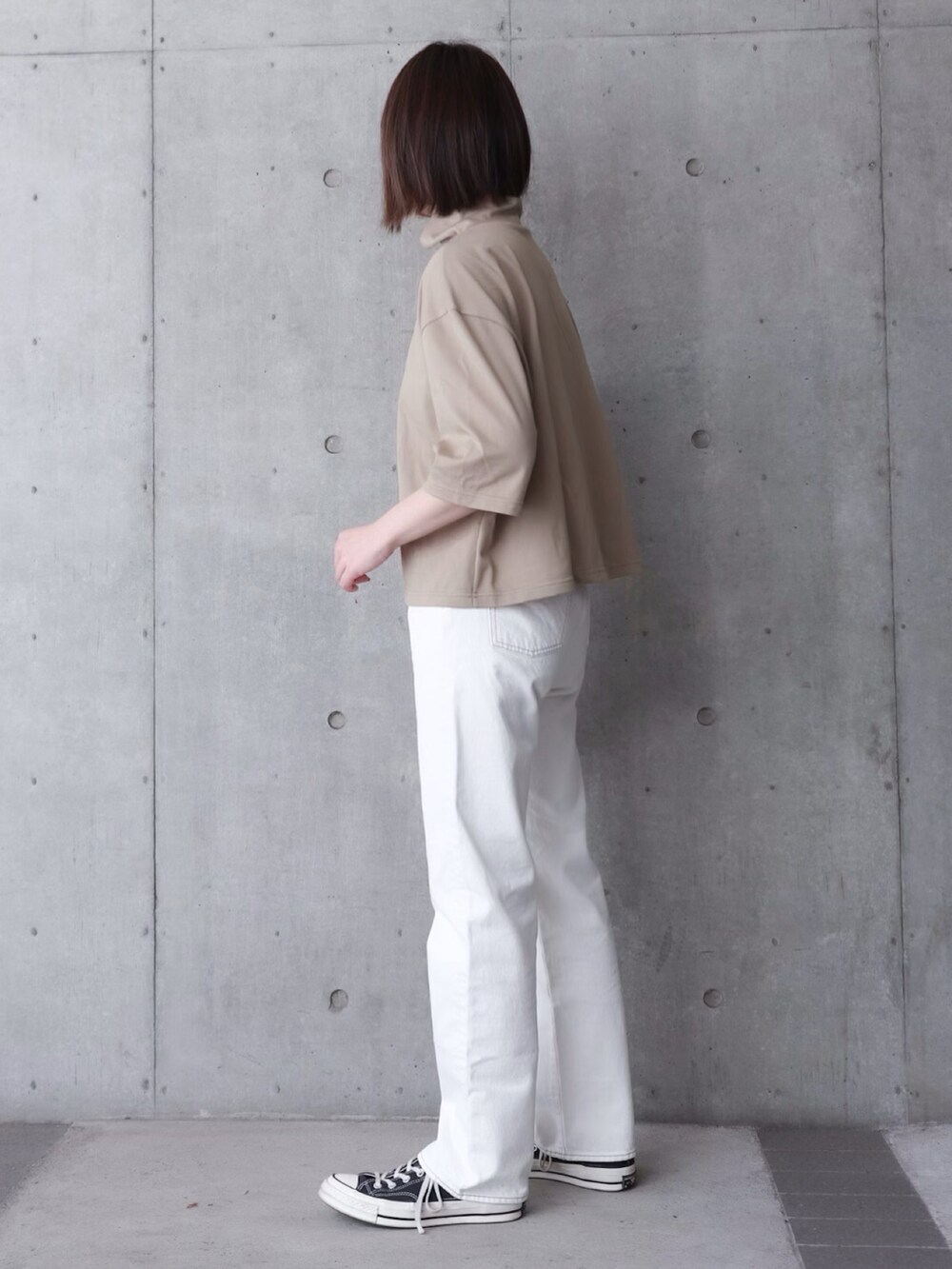 「春服みてみて、レインコート、雨の日コーデ、ホワイトパンツ、ホワイトデニム、コンバース、converse、トートバッグ、タートルネック、カジュアルコーデ、ステンカラーコート、白パンツ」｜「Traditional WeatherwearのPENRITH RAIN PACKABLE / パッカブルレインコート（レインコート/ポンチョ、ブラック系）」を使った、ちぃーさん（レディース・161cm）の春コーディネートの3枚目の写真