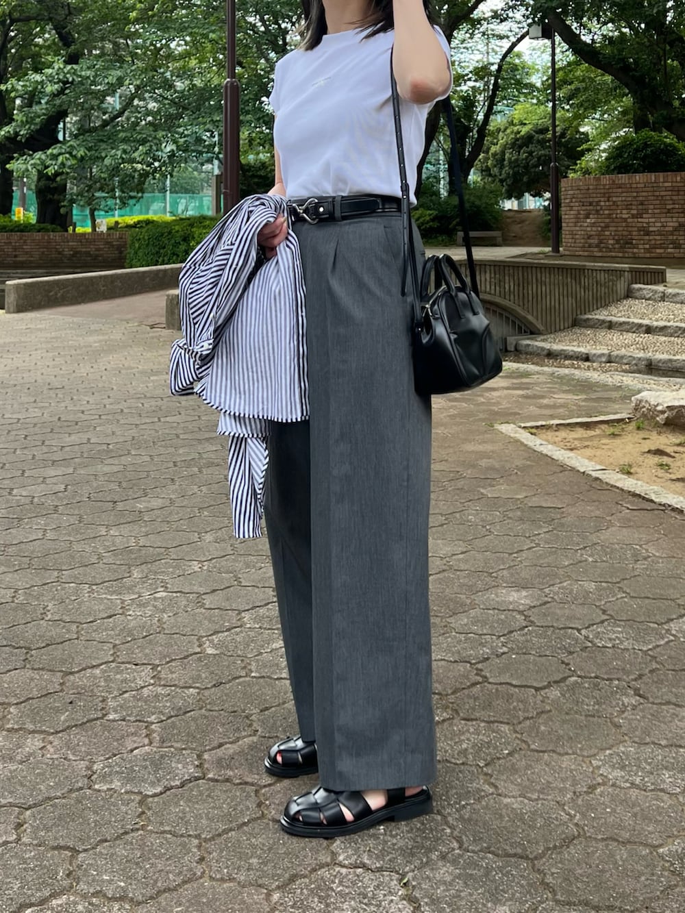 「大人カジュアル、シャツ、シャツスタイル、白Tシャツ、サンダル、グルカサンダル、PR、Calvin Klein、モノトーン、モノトーンコーデ、ワイドパンツ、スラックス」|「Calvin Kleinのモノグラム ロゴ ベイビーTシャツ(Tシャツ/カットソー、ホワイト系)」を使った、ちぃーさん(レディース・161cm)の春コーディネートの2枚目の写真