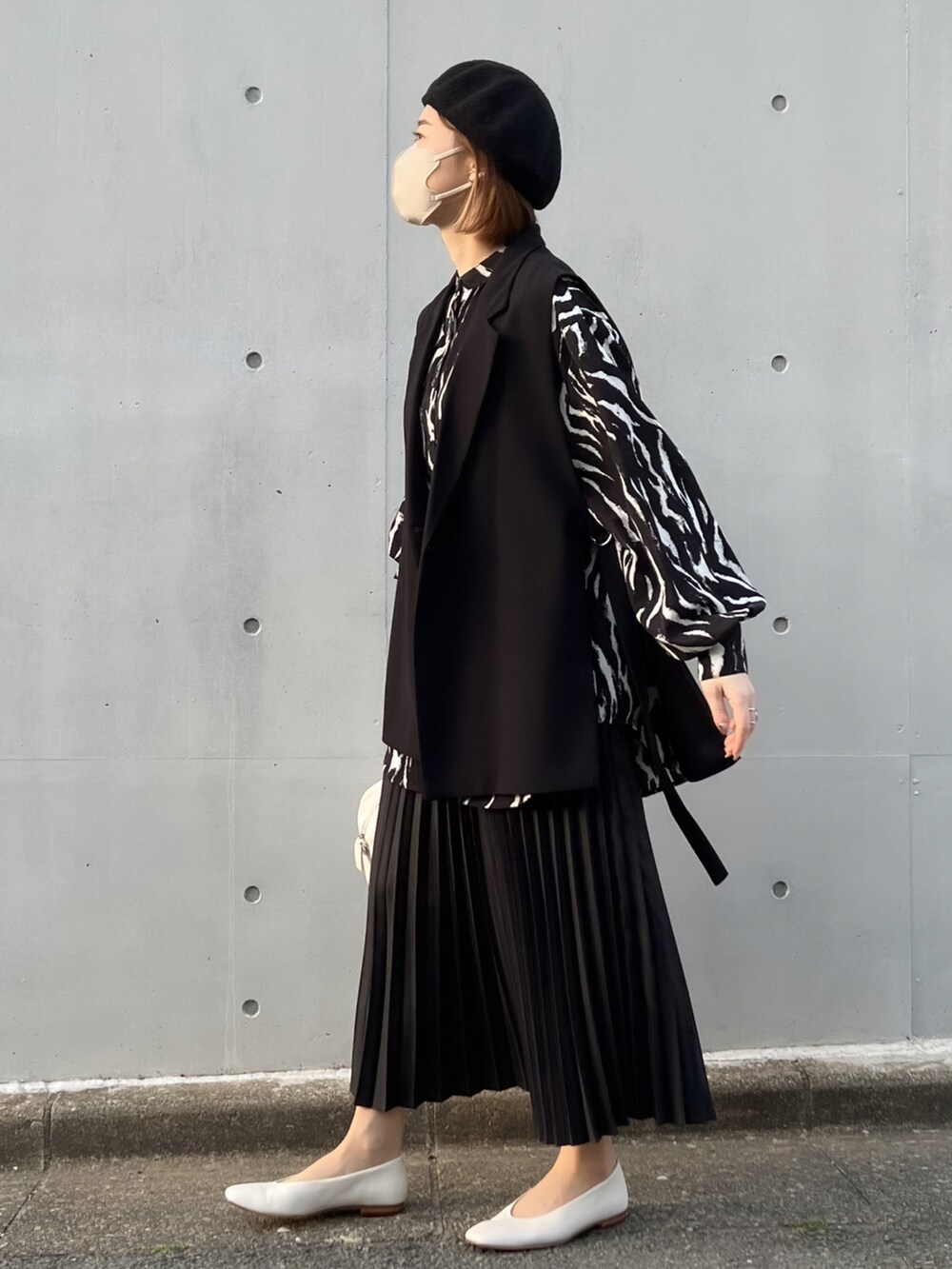 ブラック系のシャツ/ブラウス、ブラック系のスカート、ホワイト系のボストンバッグを着用したレディースの春コーディネートの2枚目の写真