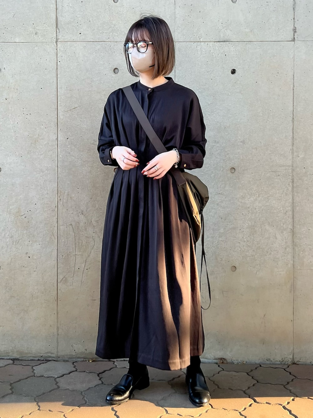 ブラック系のワンピース、グリーン系のショルダーバッグ、ブラック系のシューズを着用したレディースの秋コーディネートの4枚目の写真