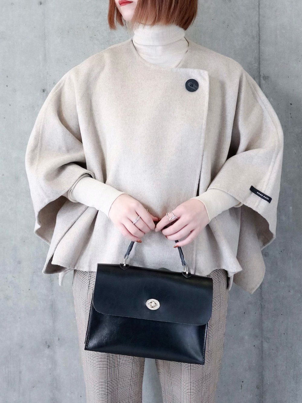 ベージュ系のその他アウター、その他のその他パンツ、ホワイト系のニット/セーターを着用したレディースの秋コーディネートの4枚目の写真