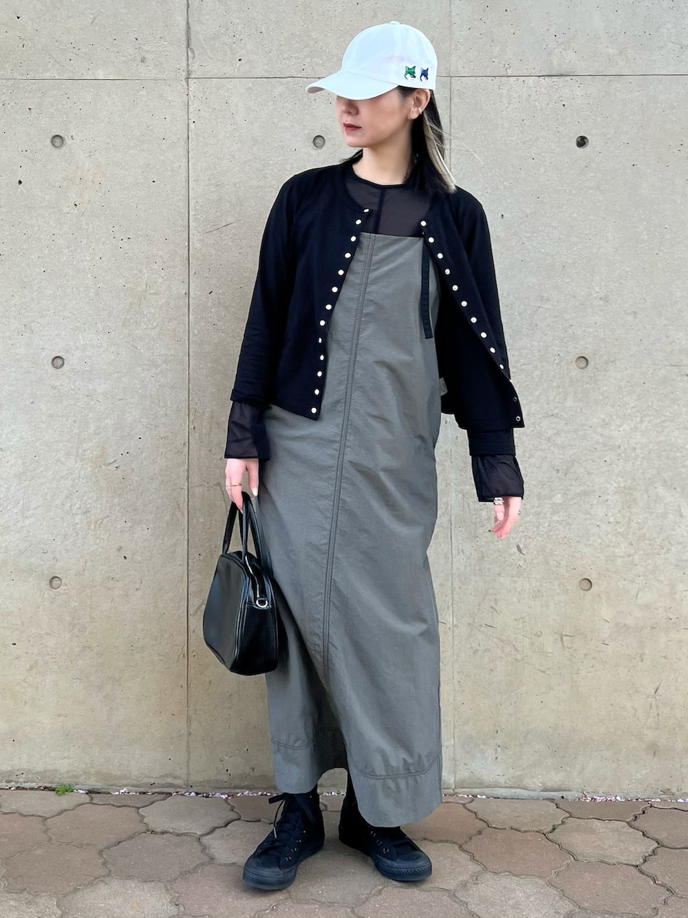 ブラック系のカーディガン/ボレロ、ブラック系のボストンバッグ、ブラック系のスニーカーを着用したレディースの春コーディネートの2枚目の写真