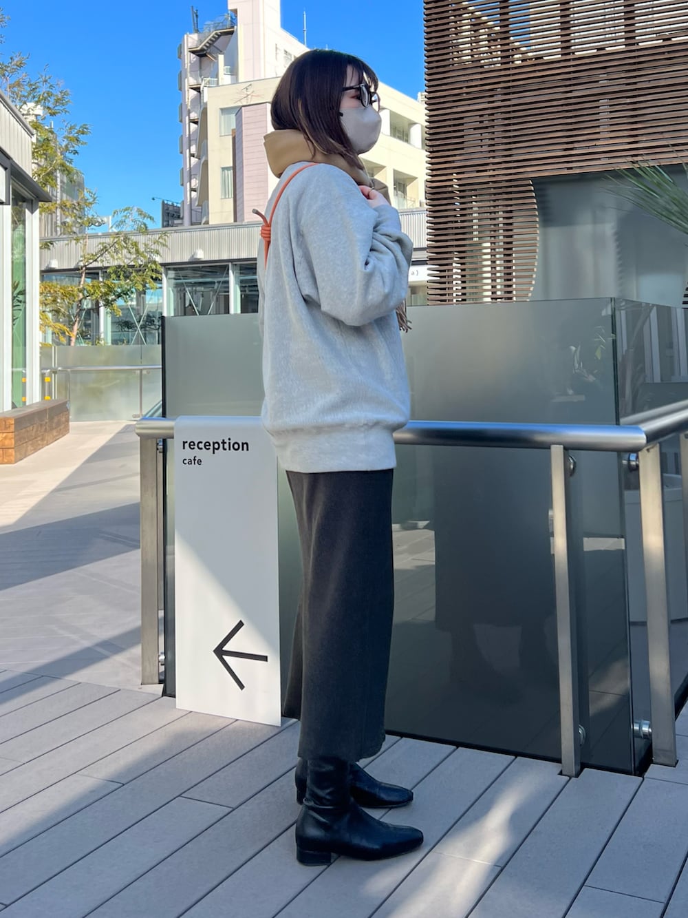 ブラック系のスカート、グレー系のスウェット、ブラック系のバッグを着用したレディースの冬コーディネートの2枚目の写真
