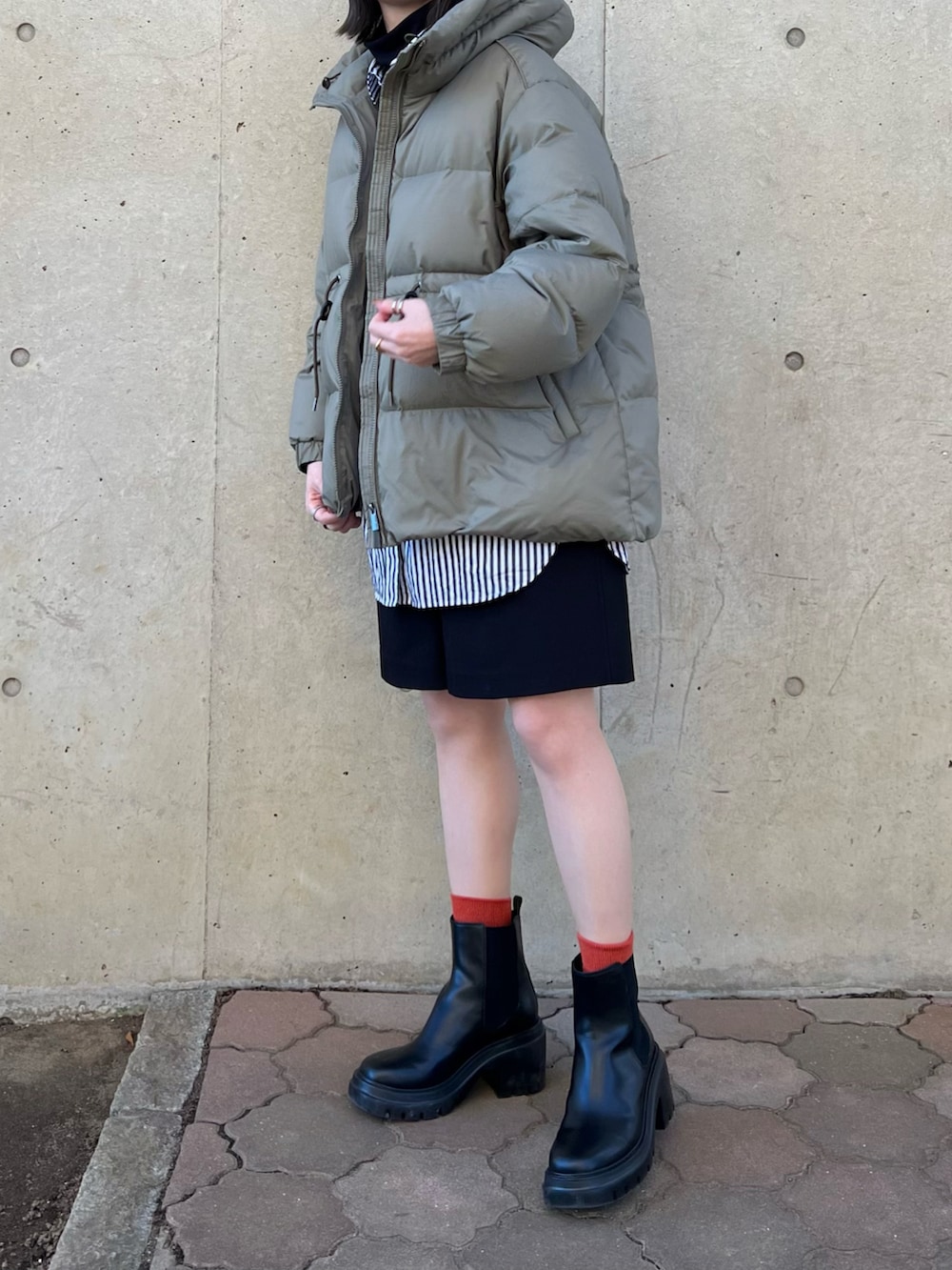 「ダウンジャケット、ハーフパンツ、ショートパンツ、厚底シューズ、サイドゴアブーツ、カラーコーデ、カラーソックス、ストライプ、レイヤードスタイル、ブーツ、厚底ブーツ」|「NANO universeのLB.03/西川ダウン(R)/ボリュームドロストダウン(ダウンジャケット/コート、グリーン系)」を使った、ちぃーさん(レディース・161cm)の冬コーディネートの2枚目の写真