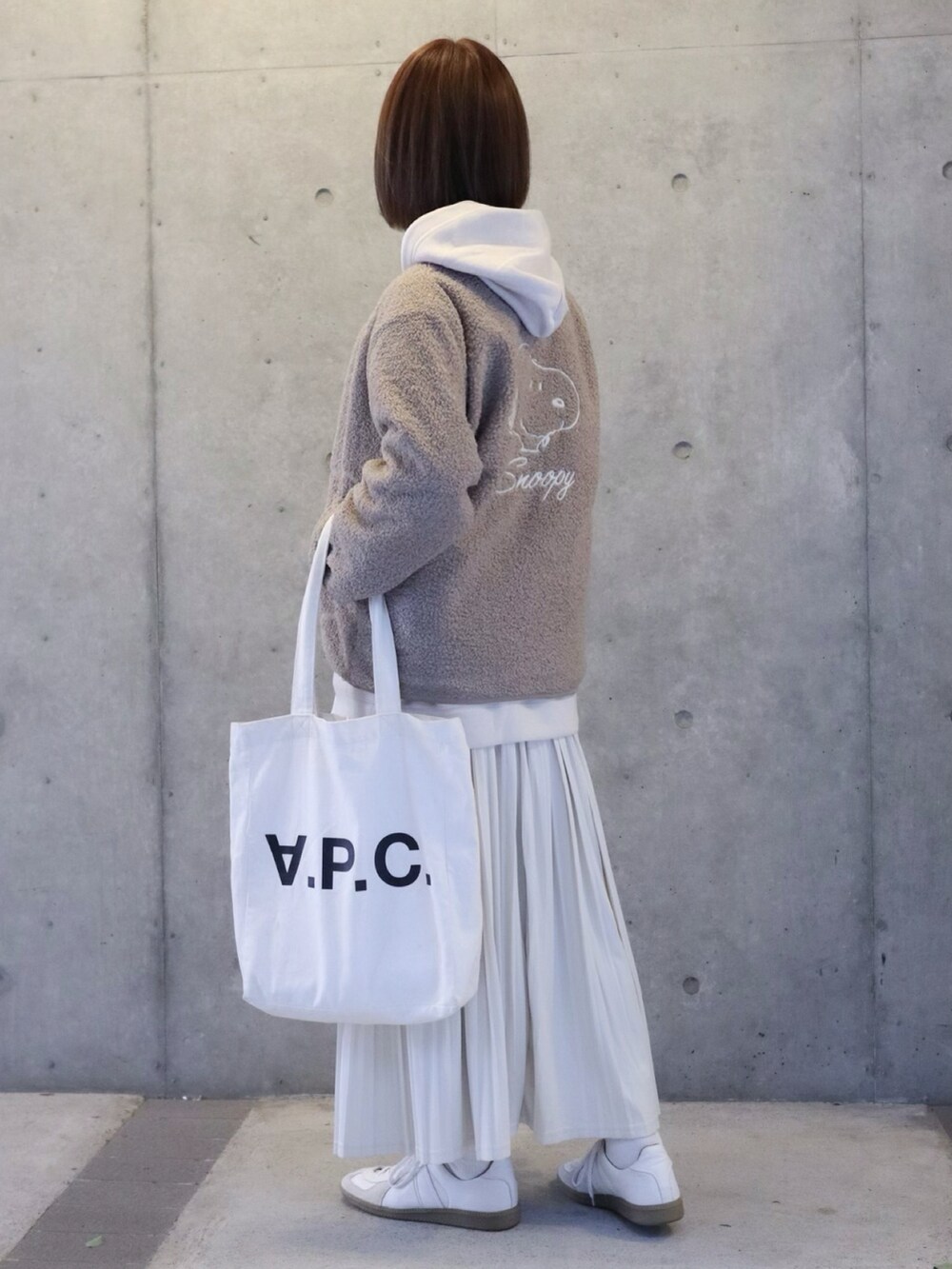 ベージュ系のダウンジャケット/コート、ホワイト系のパーカー、ホワイト系のトートバッグを着用したレディースの秋コーディネートの2枚目の写真